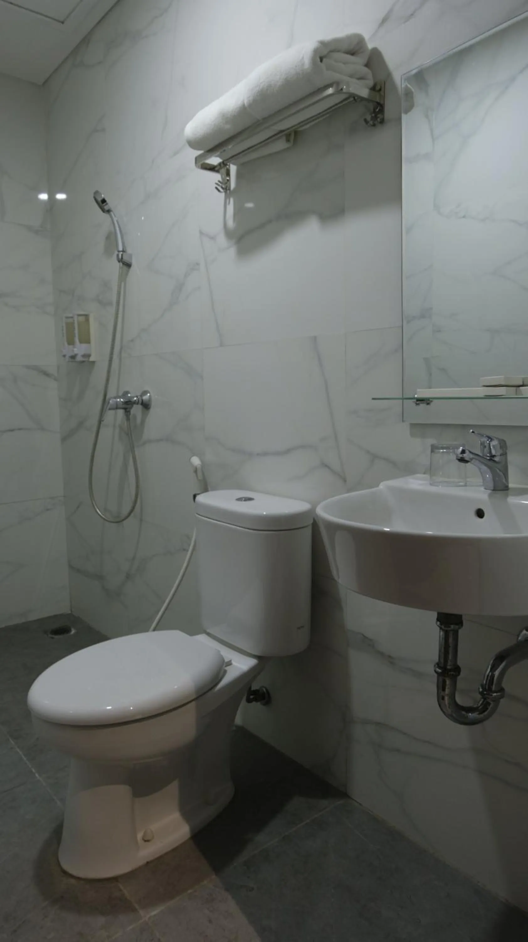 Toilet in Lun Hotel Manado