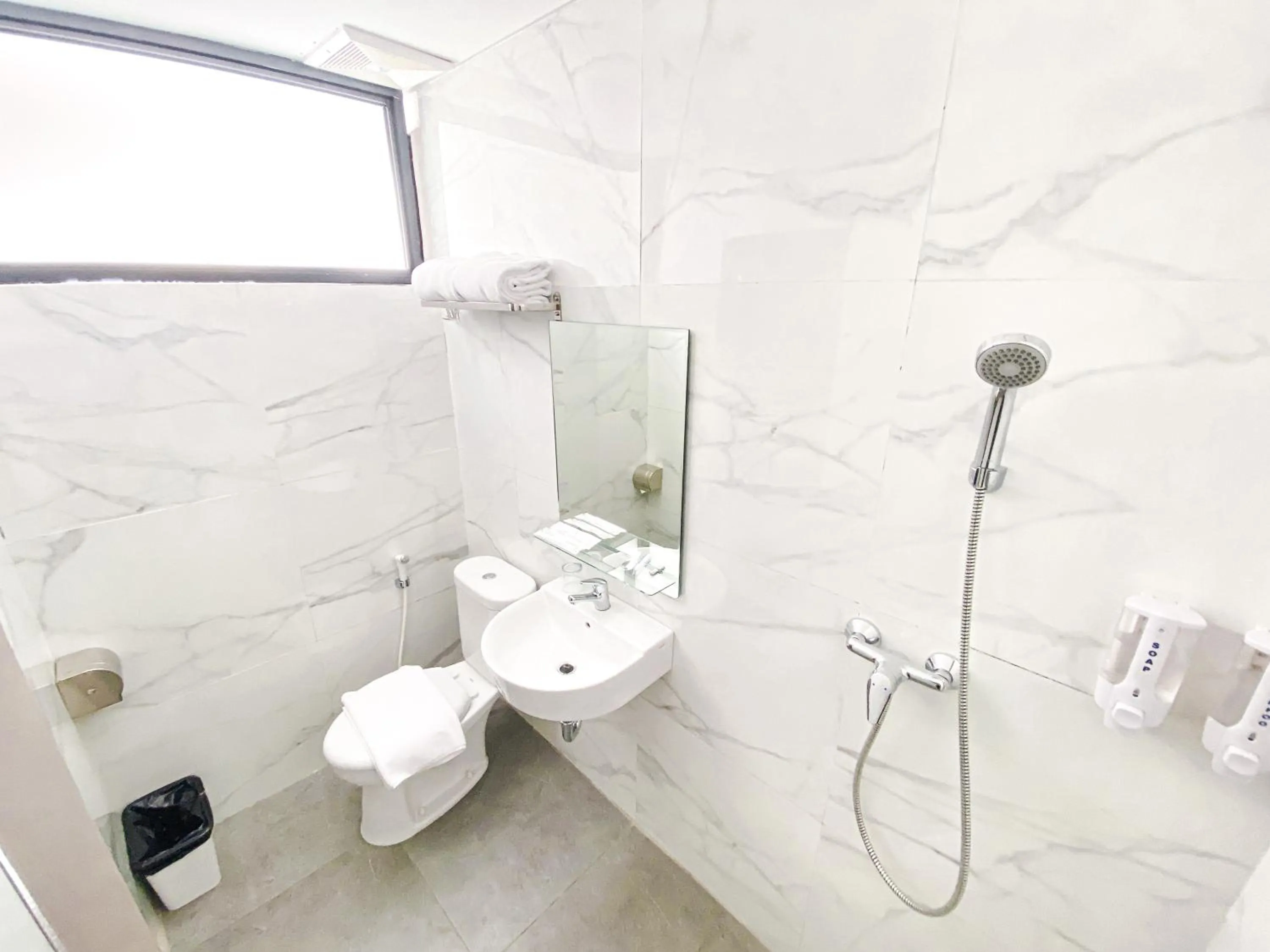 Toilet in Lun Hotel Manado