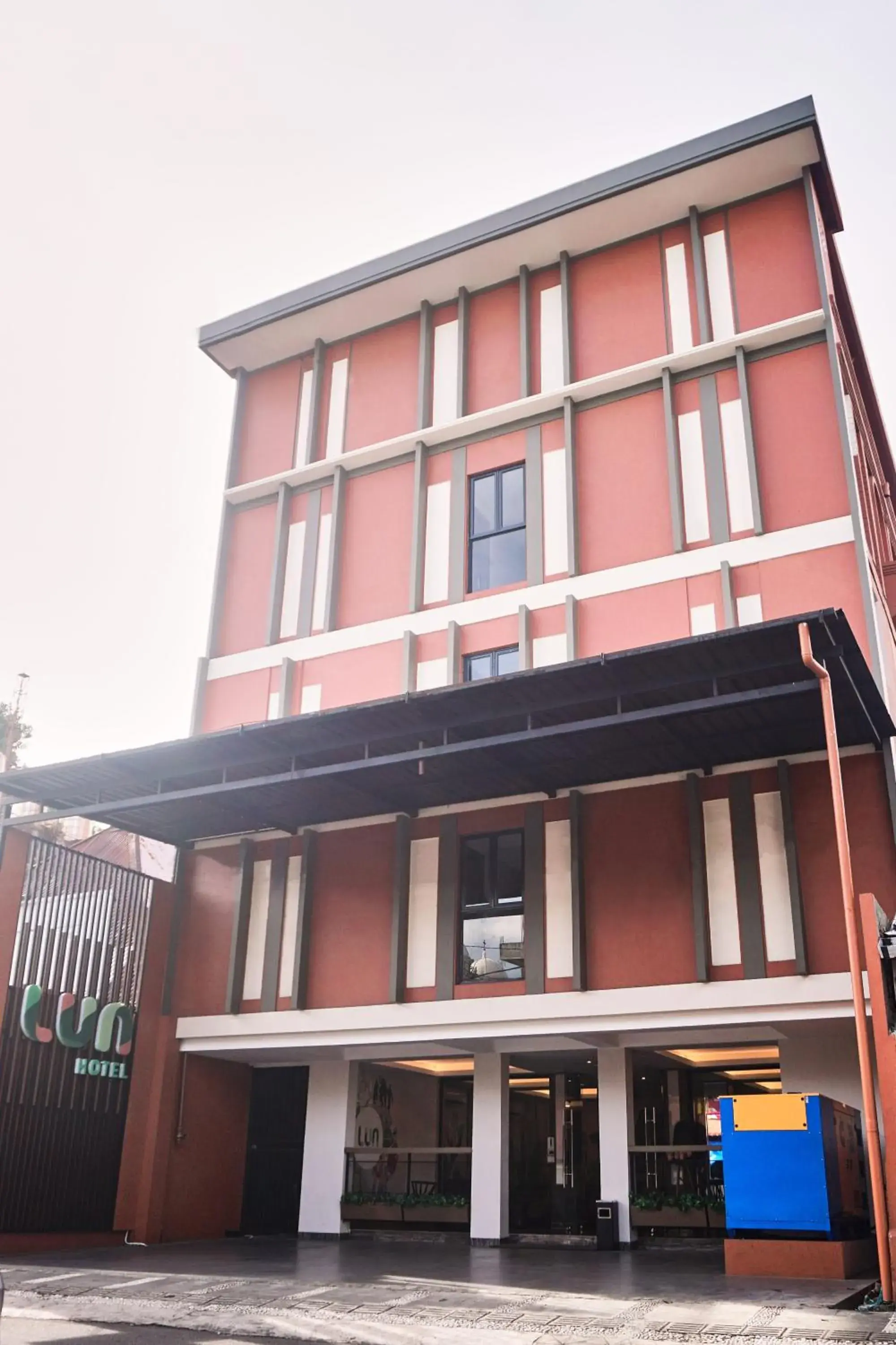Property building in Lun Hotel Manado Property building in Lun Hotel Manado