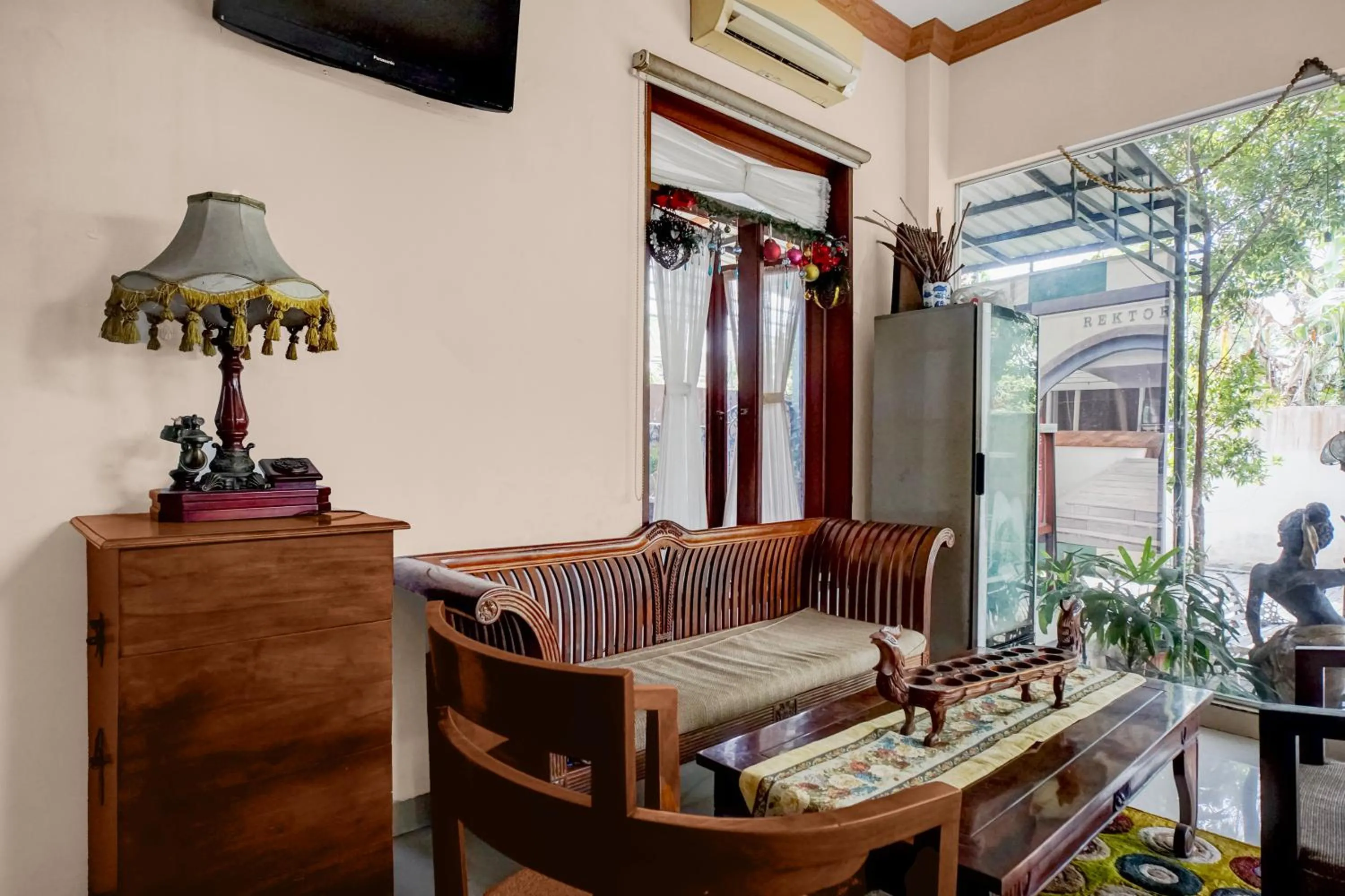 Seating area in Collection O near University of Sumatera Utara formerly Huber Apartment