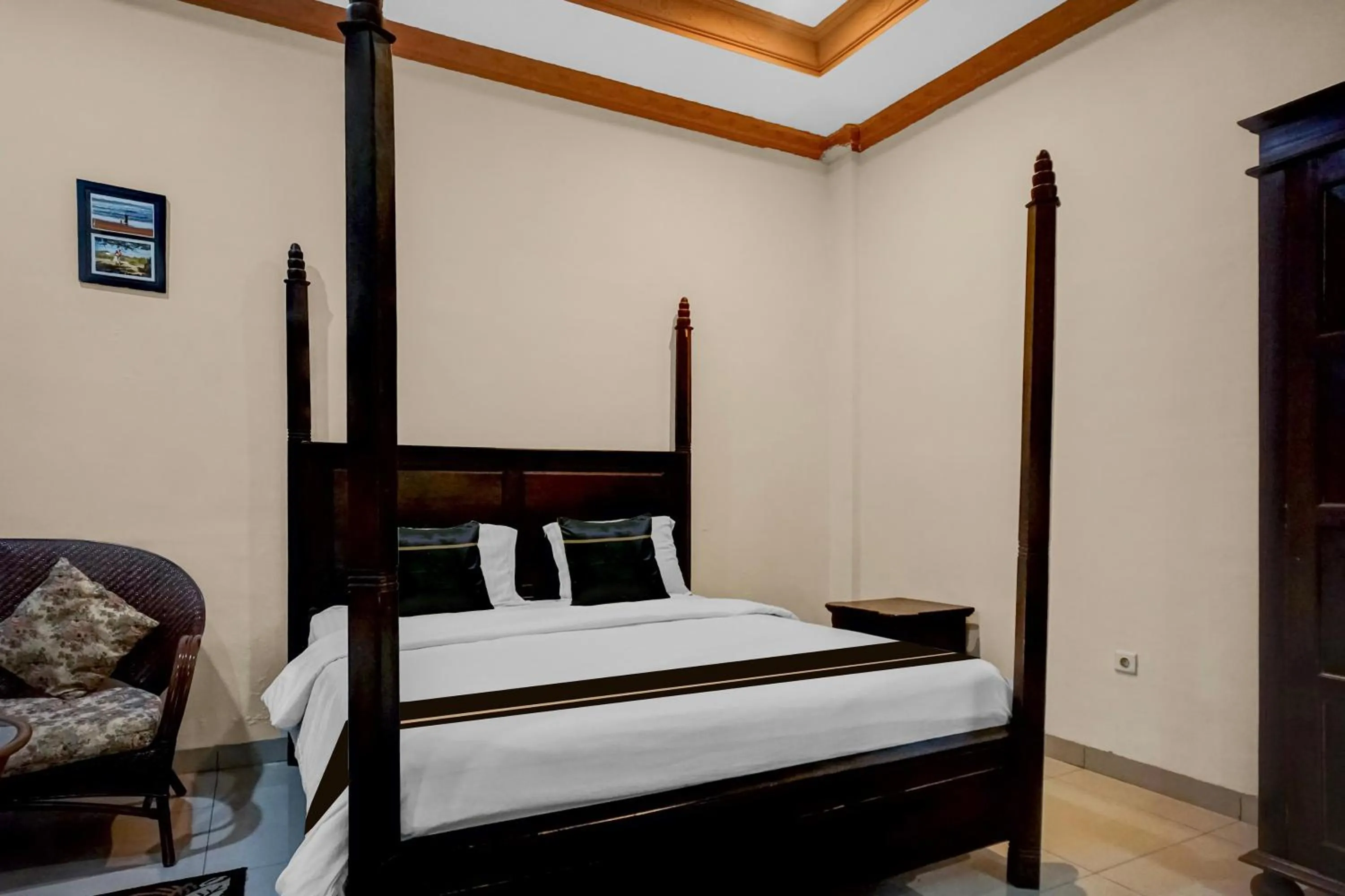Bedroom, Bed in Collection O near University of Sumatera Utara formerly Huber Apartment