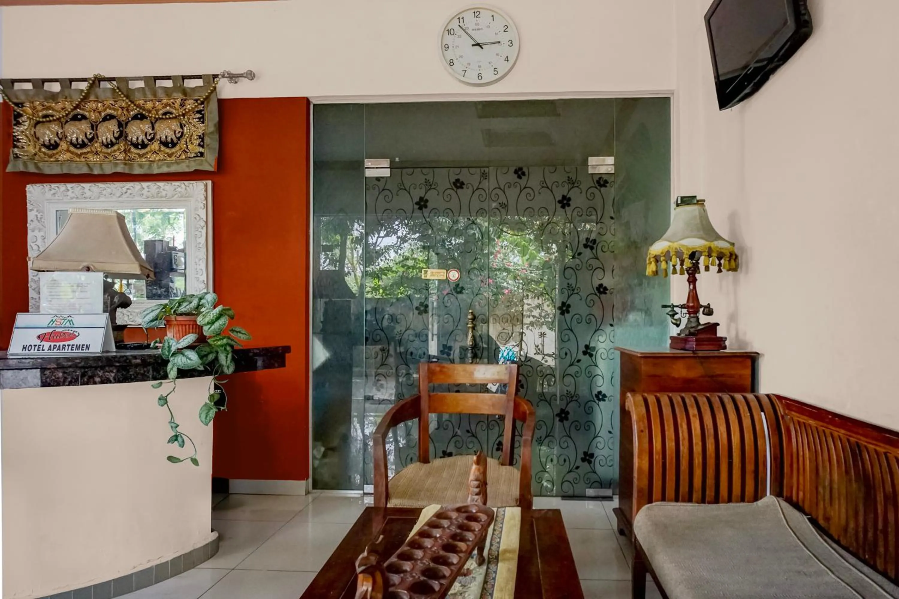 Seating area in Collection O near University of Sumatera Utara formerly Huber Apartment