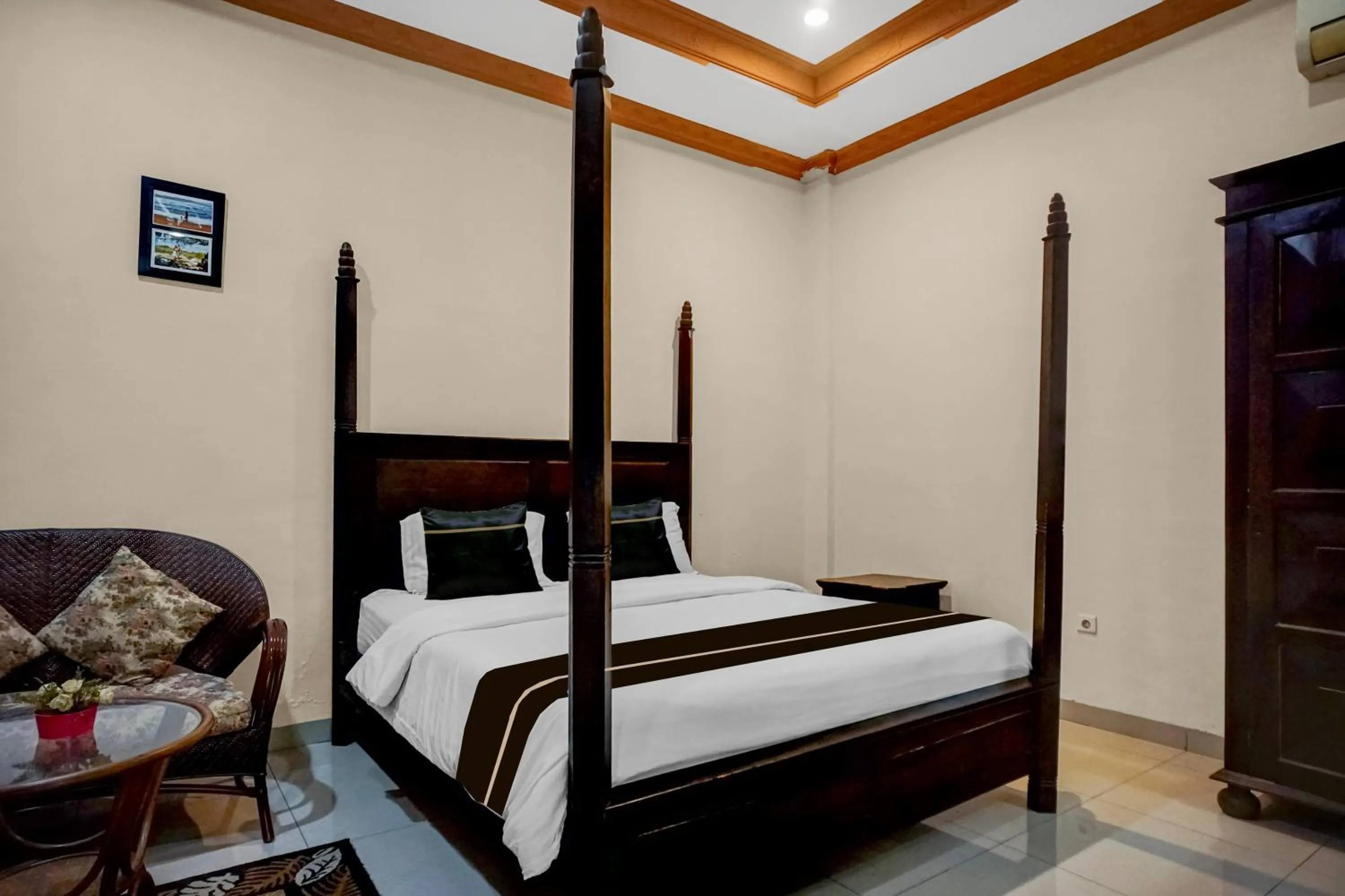 Bedroom, Bed in Collection O near University of Sumatera Utara formerly Huber Apartment