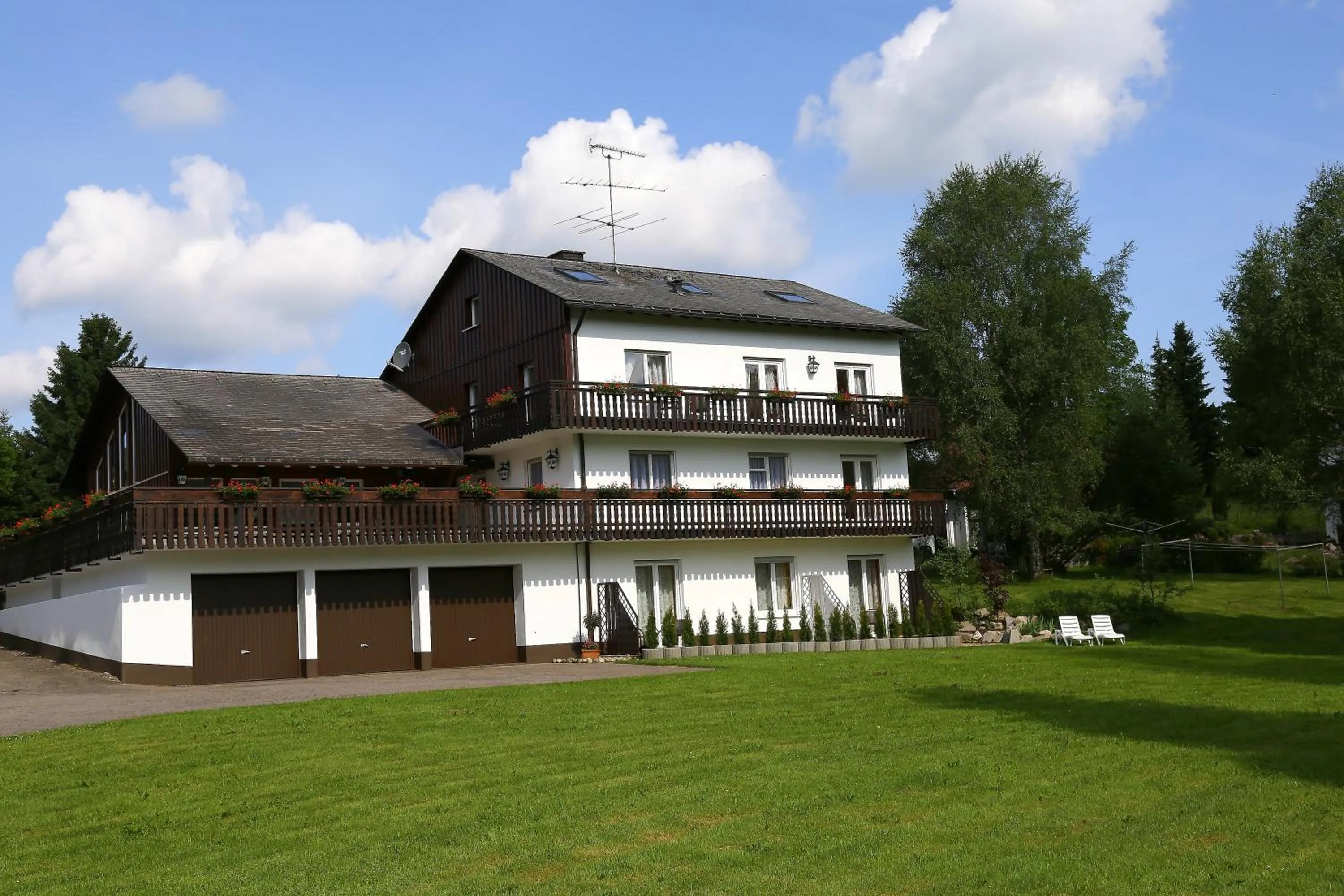Garden view in Landhotel Garni Schweizerhaus