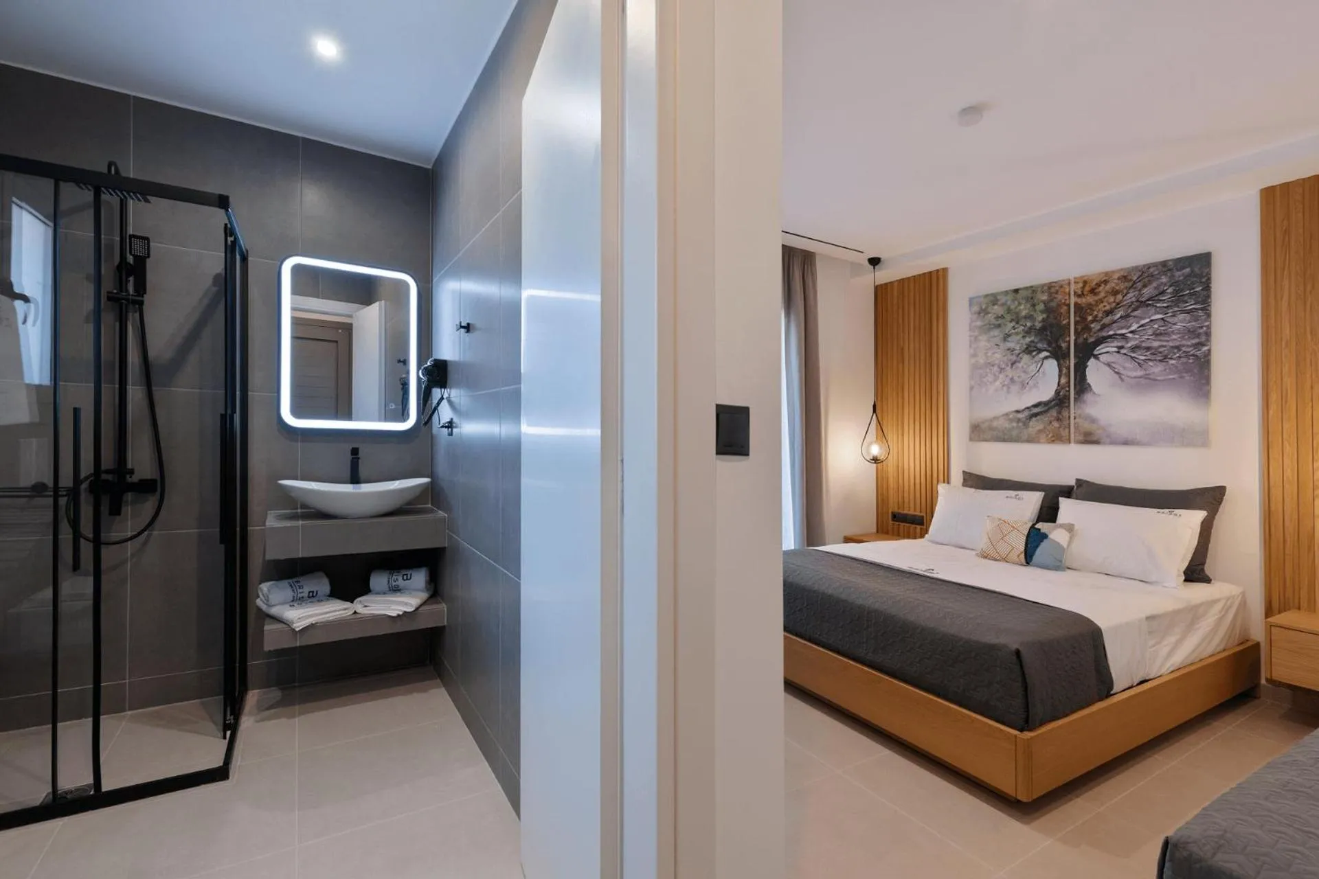 Shower, Bed in Brisot
