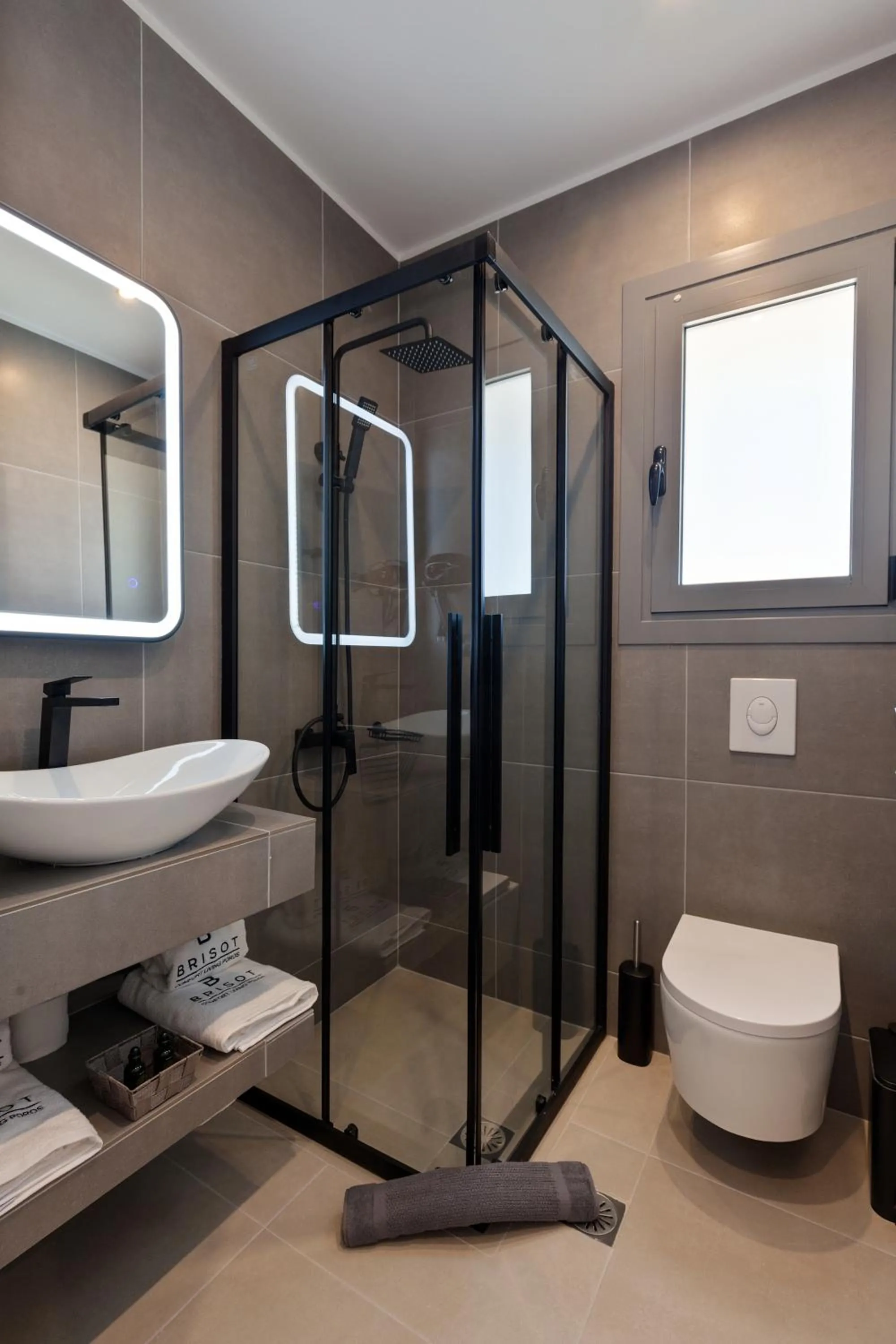 Toilet in Brisot