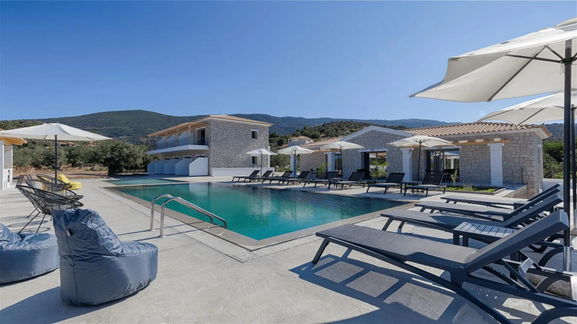 Swimming pool in Brisot