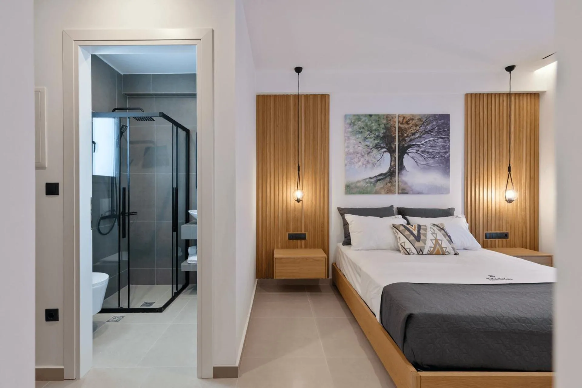 Shower, Bed in Brisot