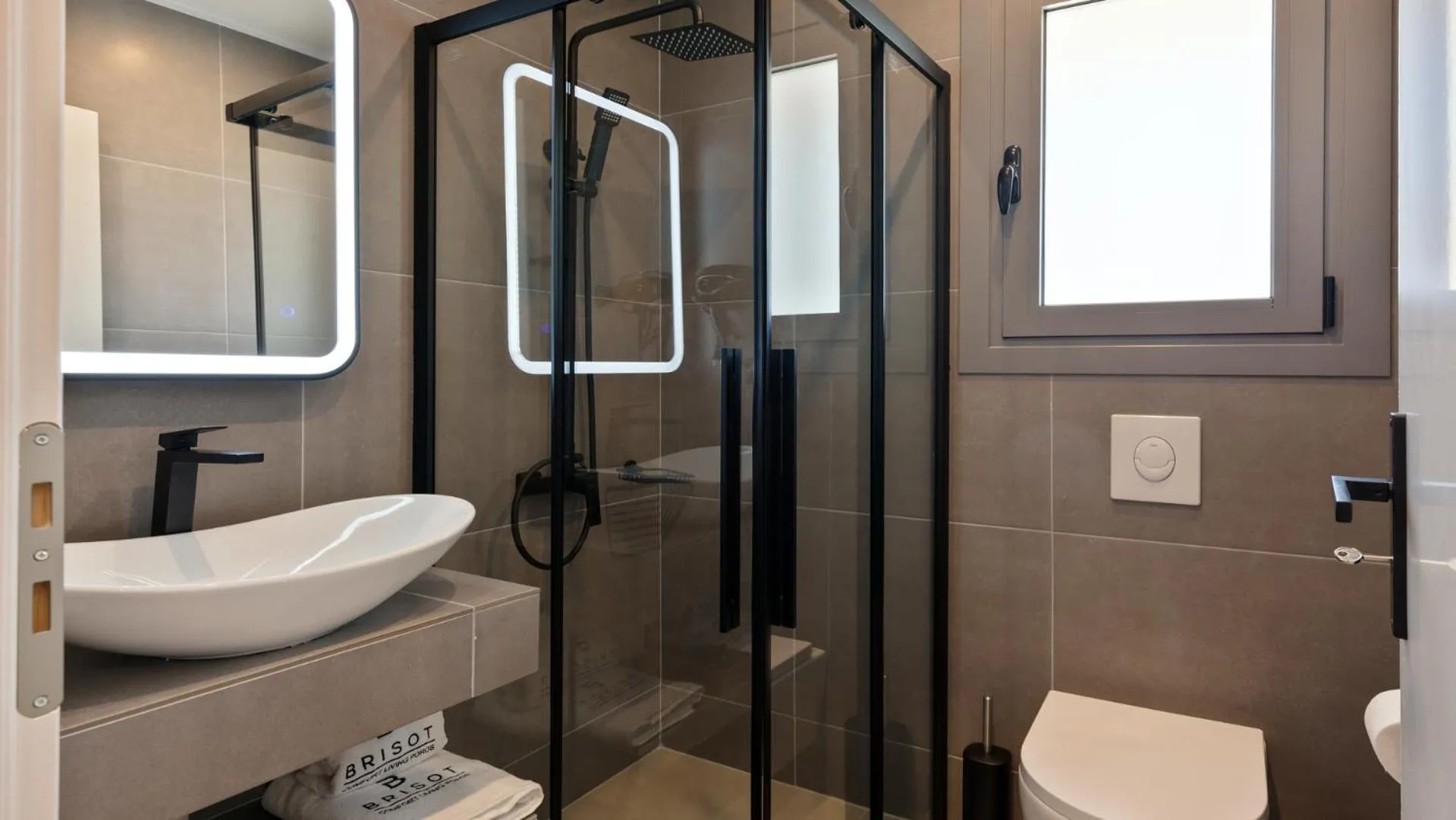 Shower in Brisot