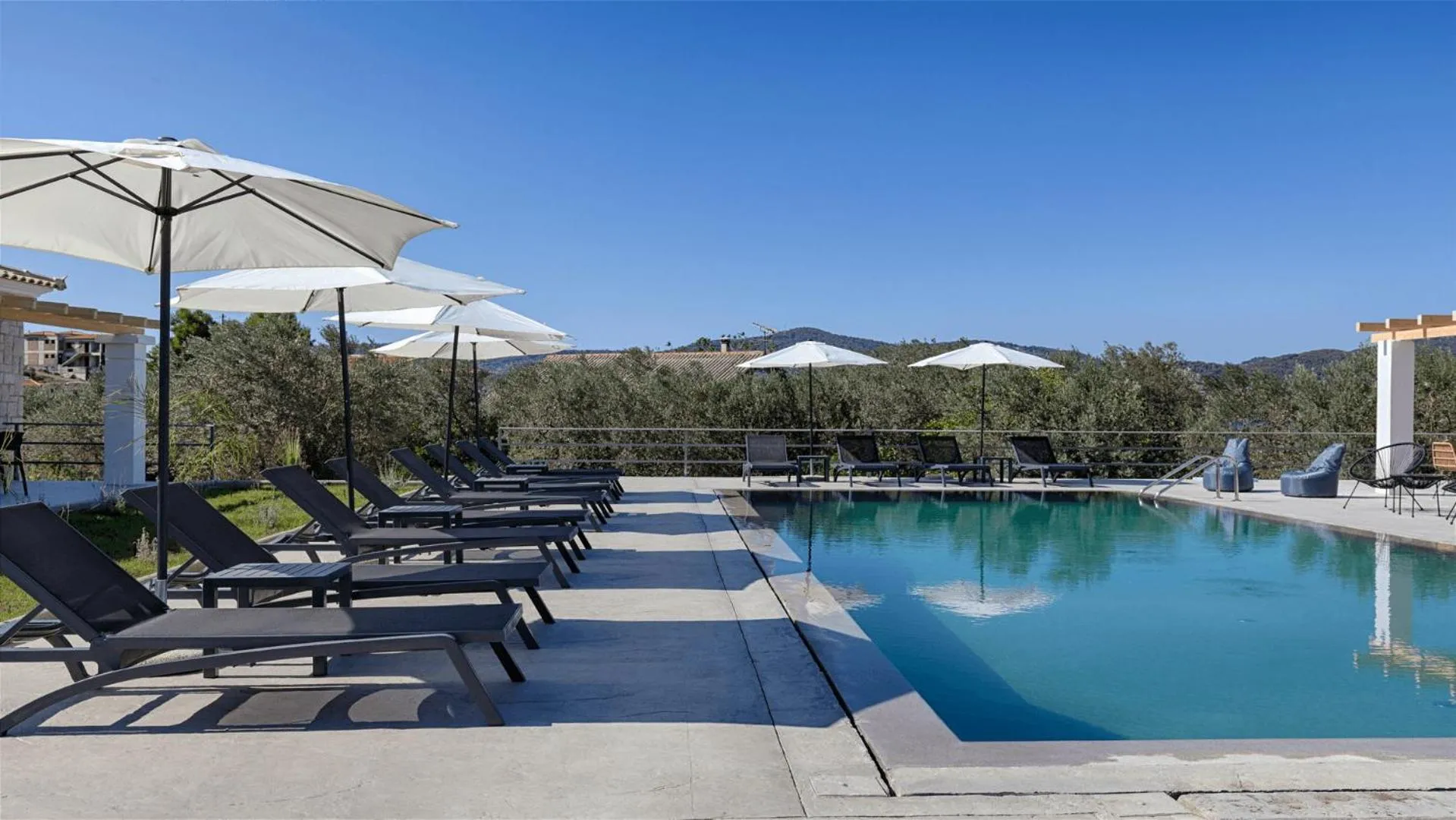 Swimming pool in Brisot