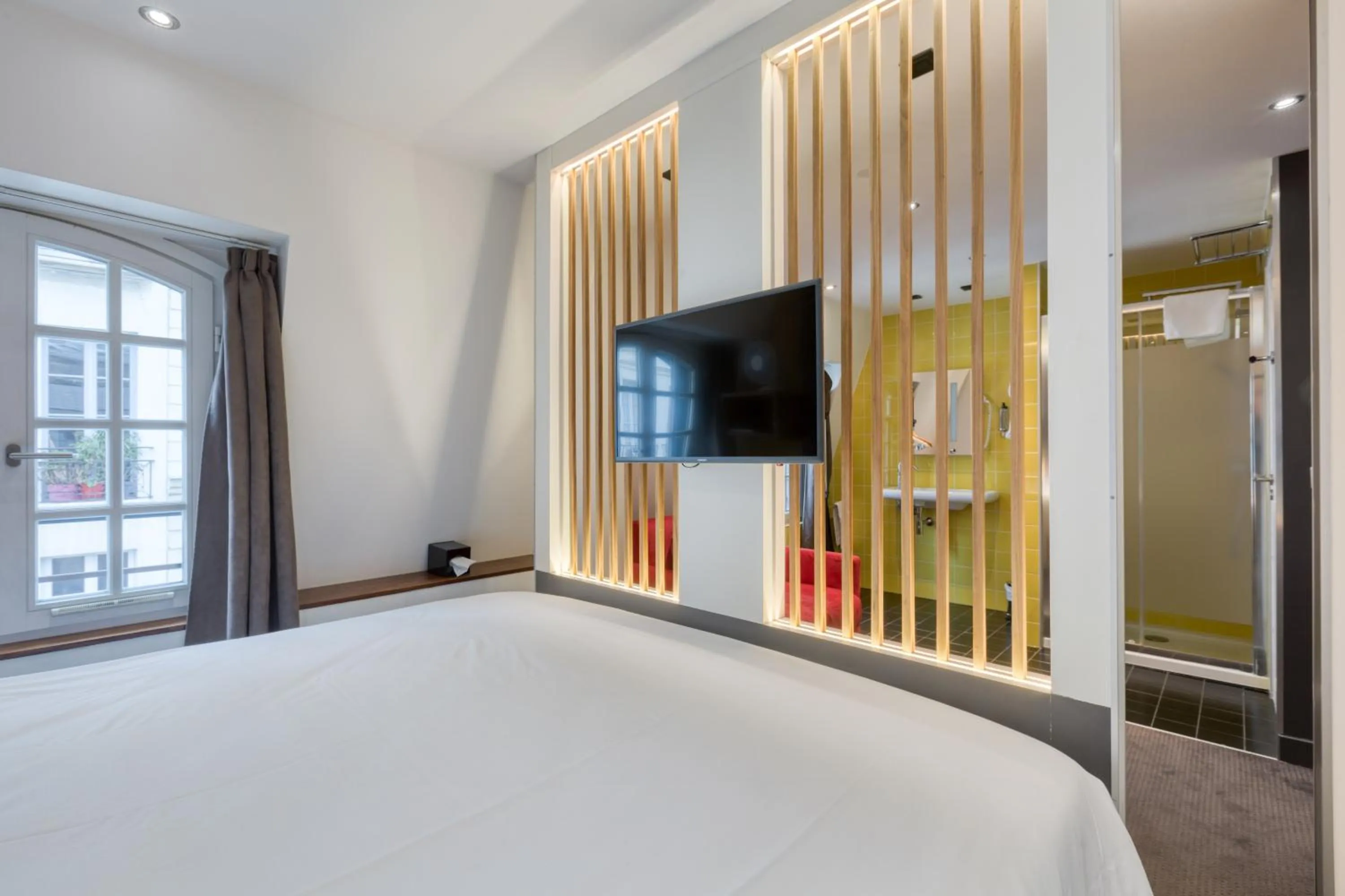 Bed in Hôtel du Jeu de Paume