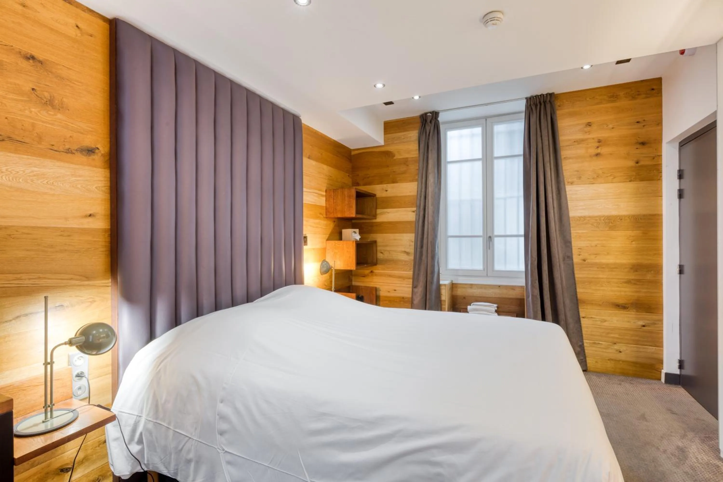 Bed in Hôtel du Jeu de Paume