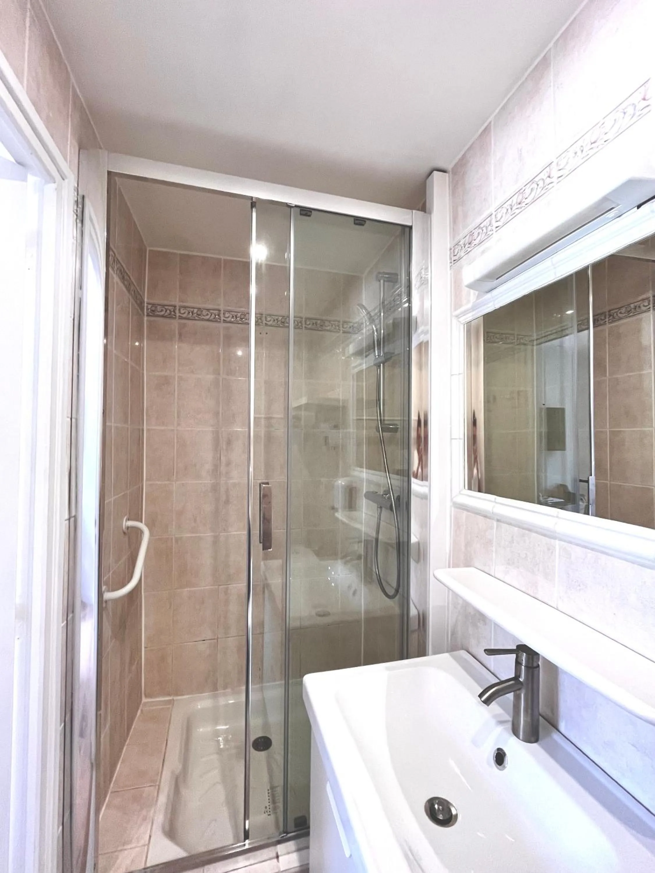 Shower in AUBERGE DES PINS