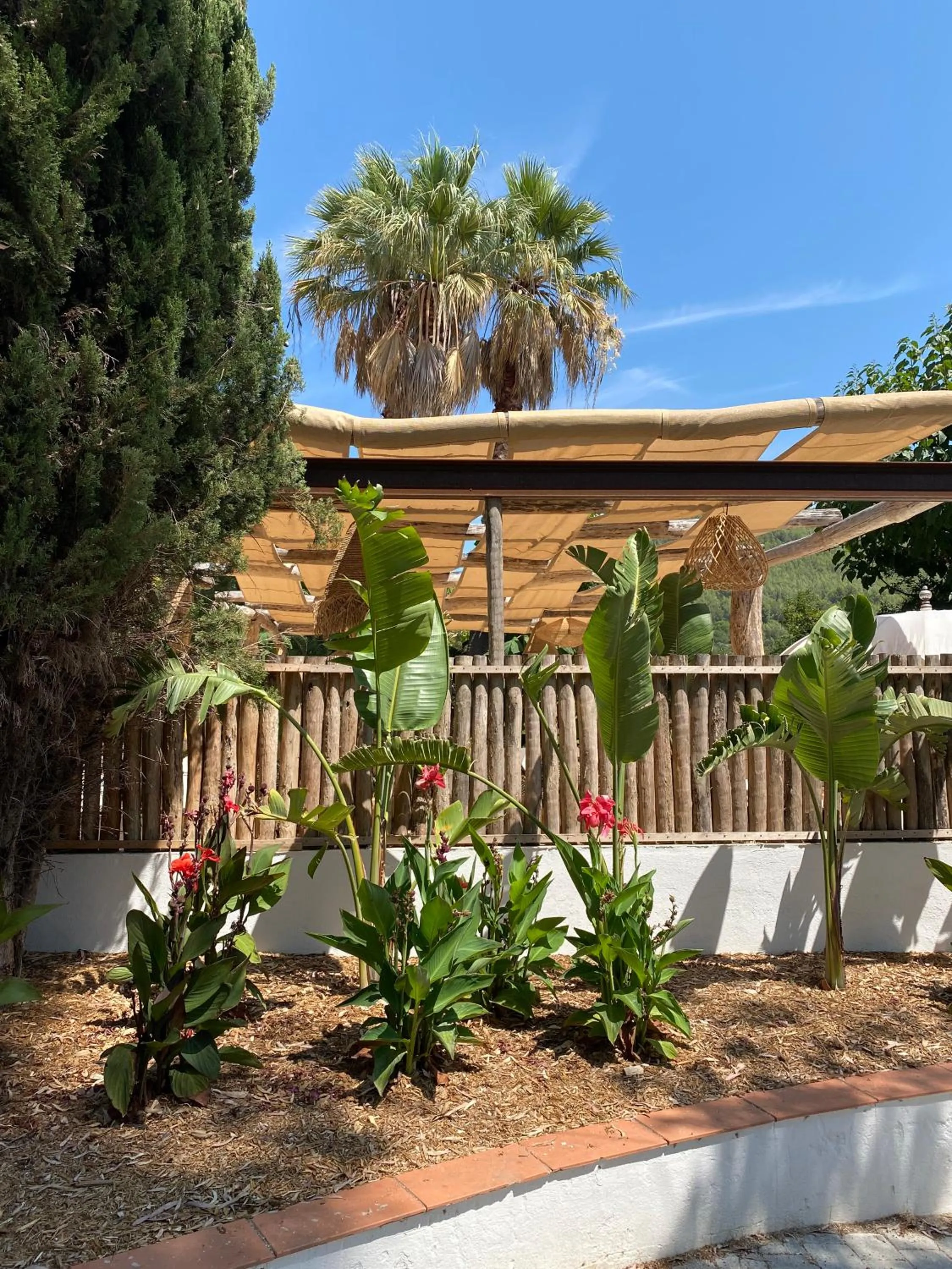 Garden in AUBERGE DES PINS