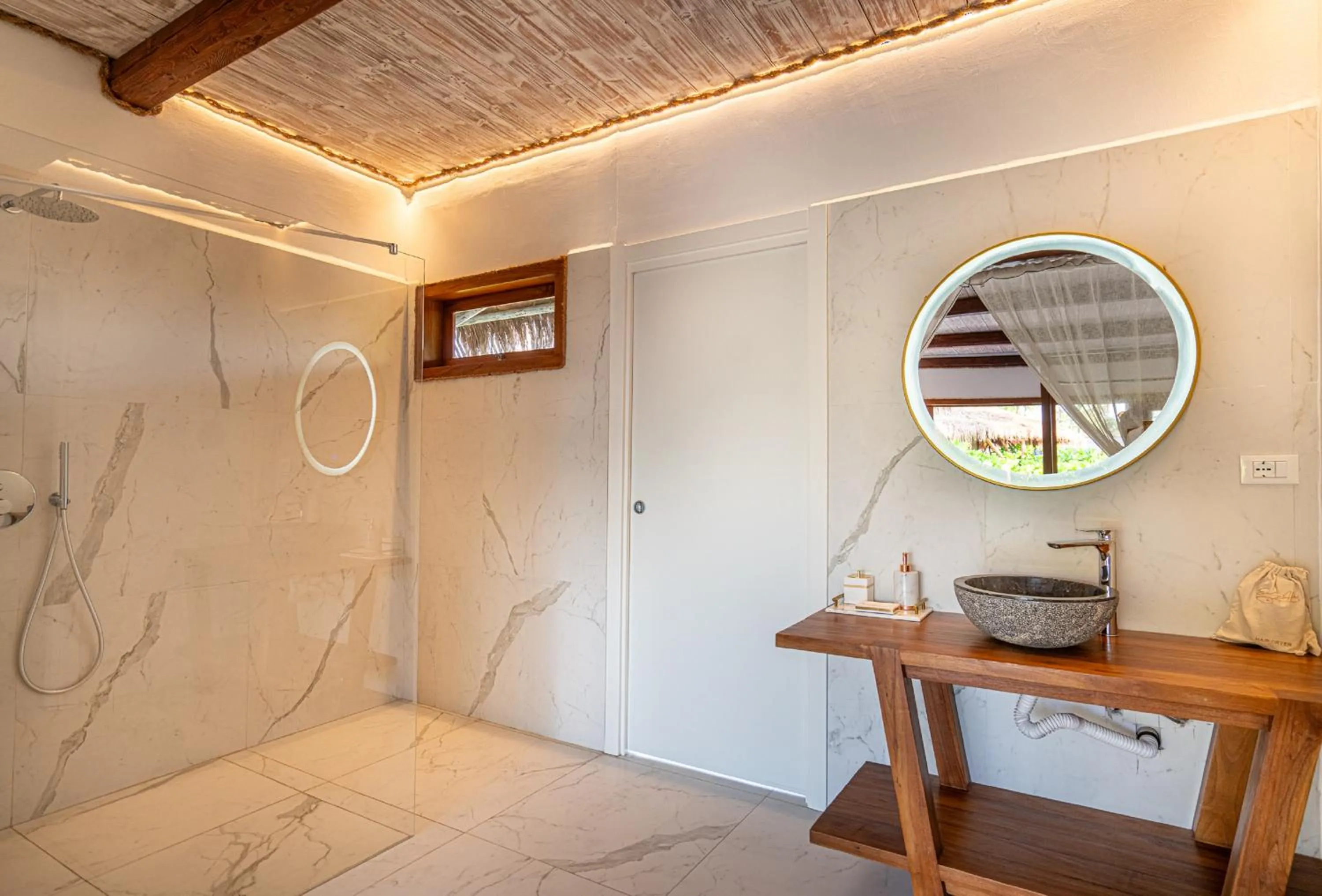 Toilet, Bed in Sensations Eco-Chic Hotel