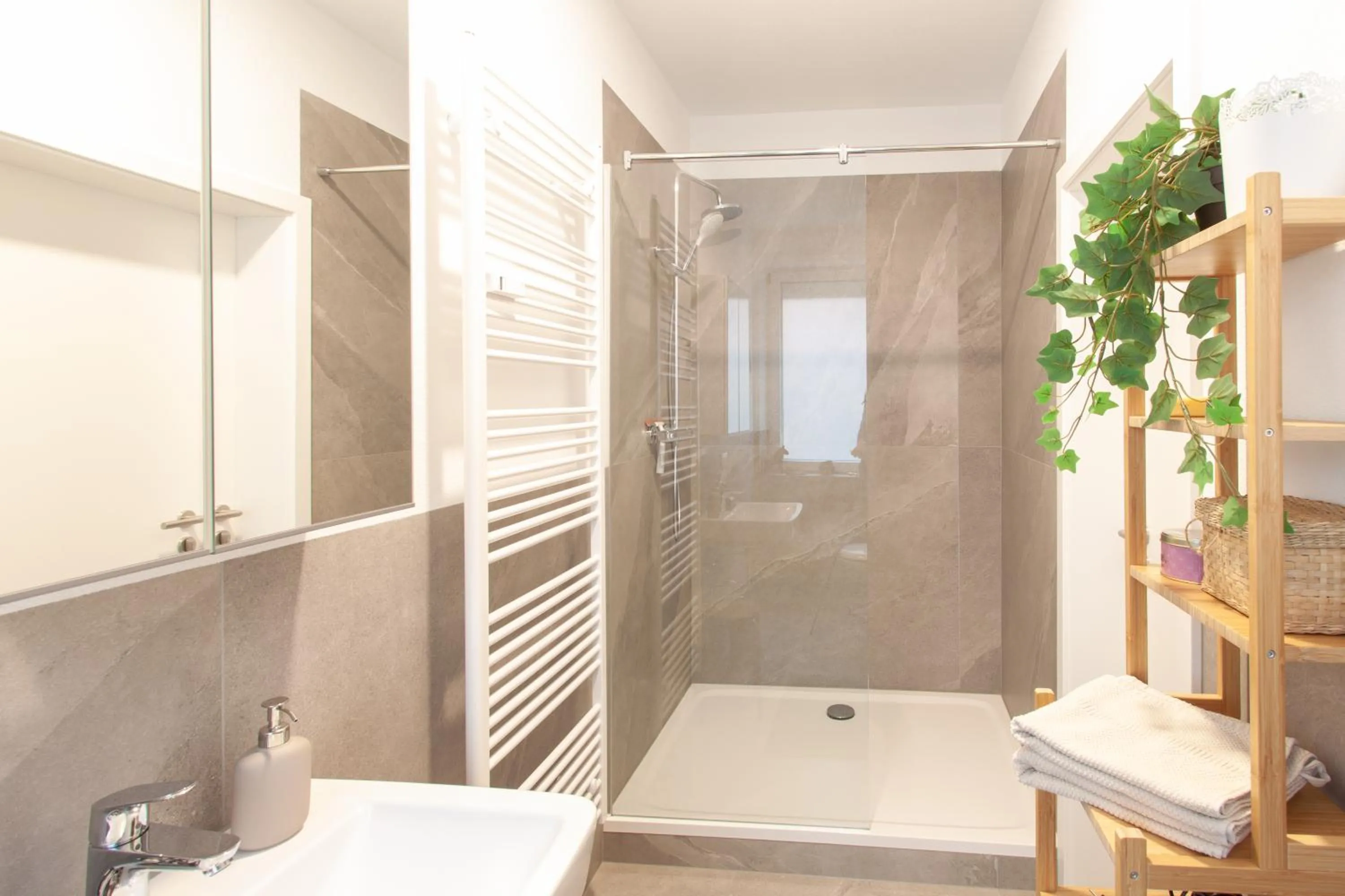 Bathroom in Juliusliving - modernes Wohnen an der Juliuspromenade