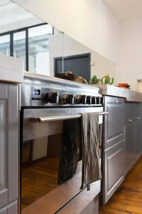 Kitchen or kitchenette in Le Loft du Vieux-Port - St Victor