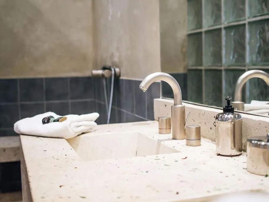 Bathroom in Le Loft du Vieux-Port - St Victor