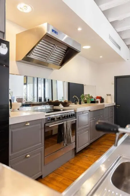 Kitchen or kitchenette in Le Loft du Vieux-Port - St Victor