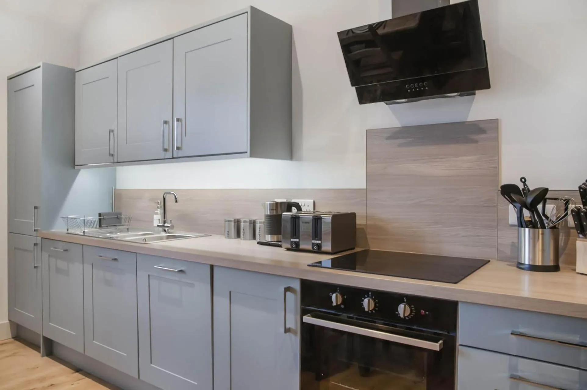 Kitchen or kitchenette in The Woodside Apartments