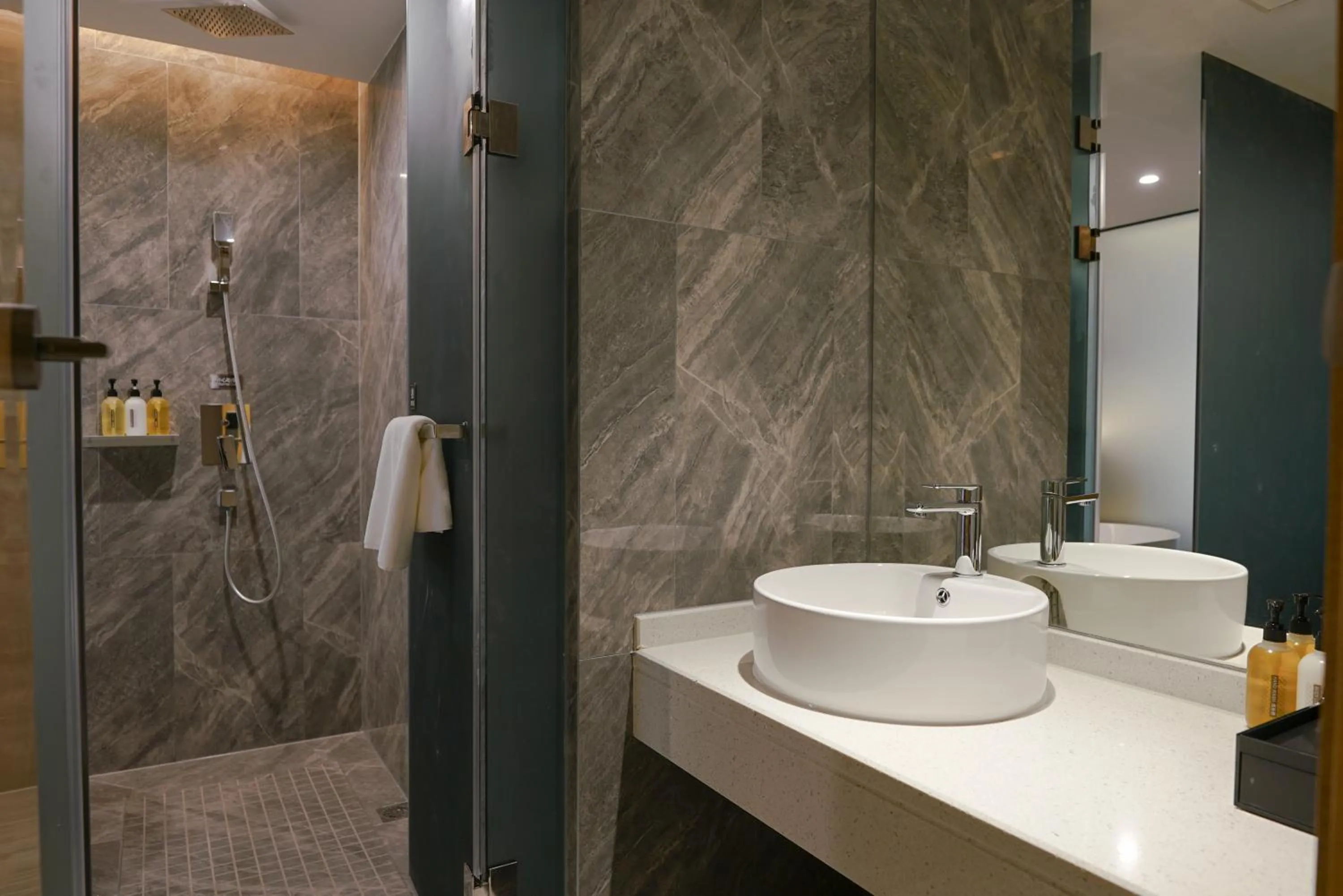 Shower in Paco Hotel Shenzhen Luohu Port