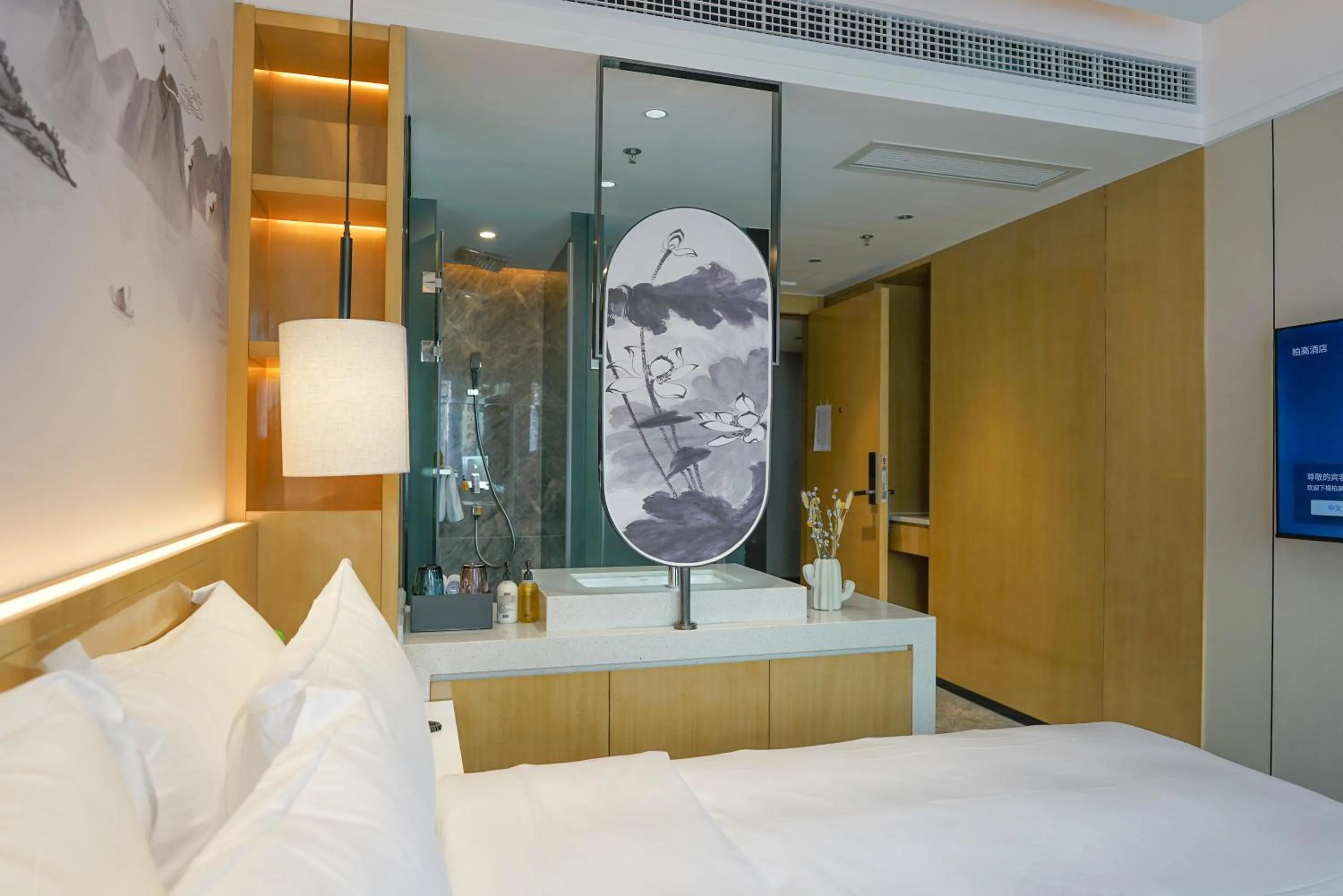 Toilet, Bed in Paco Hotel Shenzhen Luohu Port