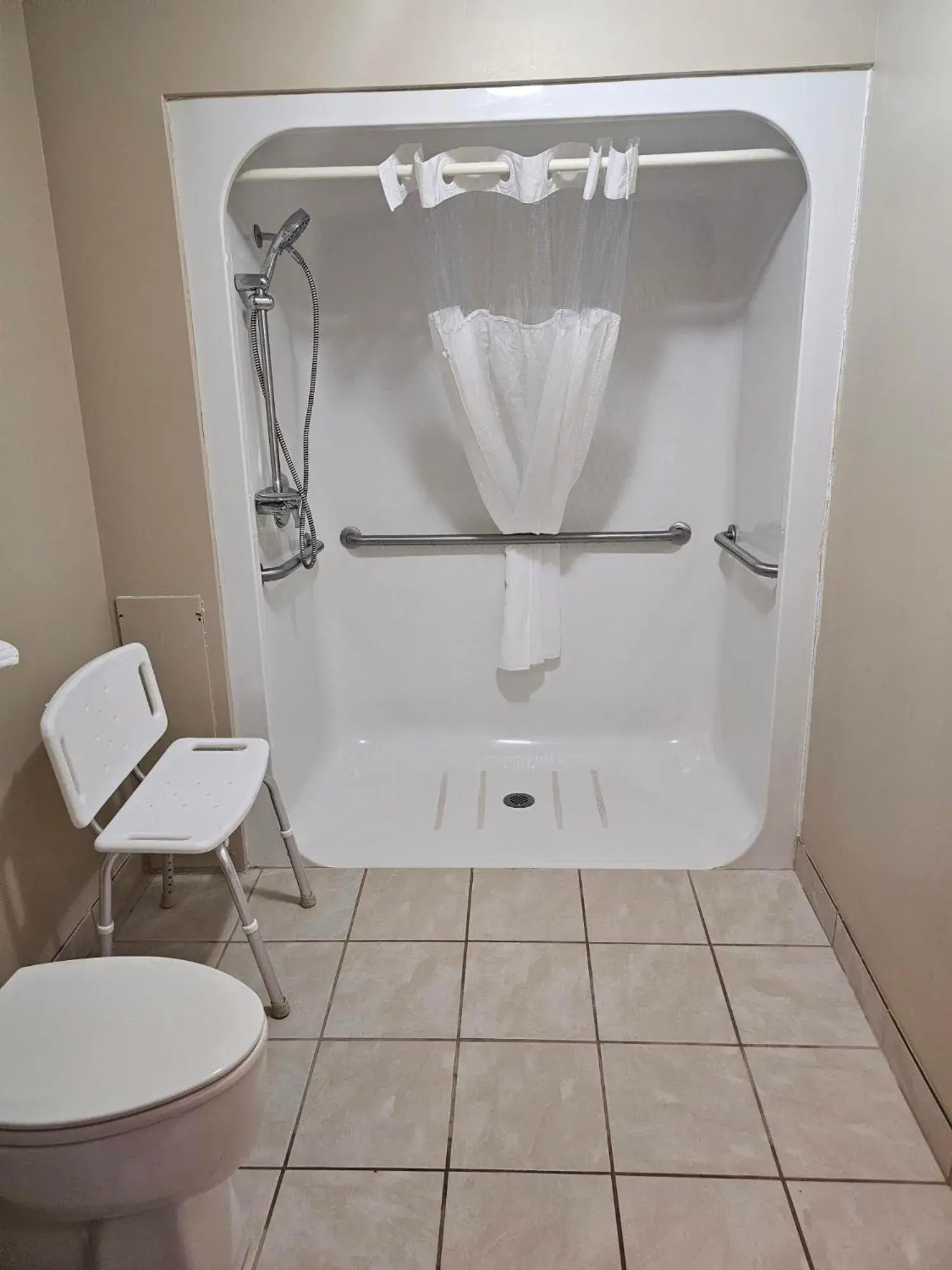 King Room - single occupancy - Disability Access in Crookston Inn & Convention Center King Room - single occupancy - Disability Access in Crookston Inn & Convention Center