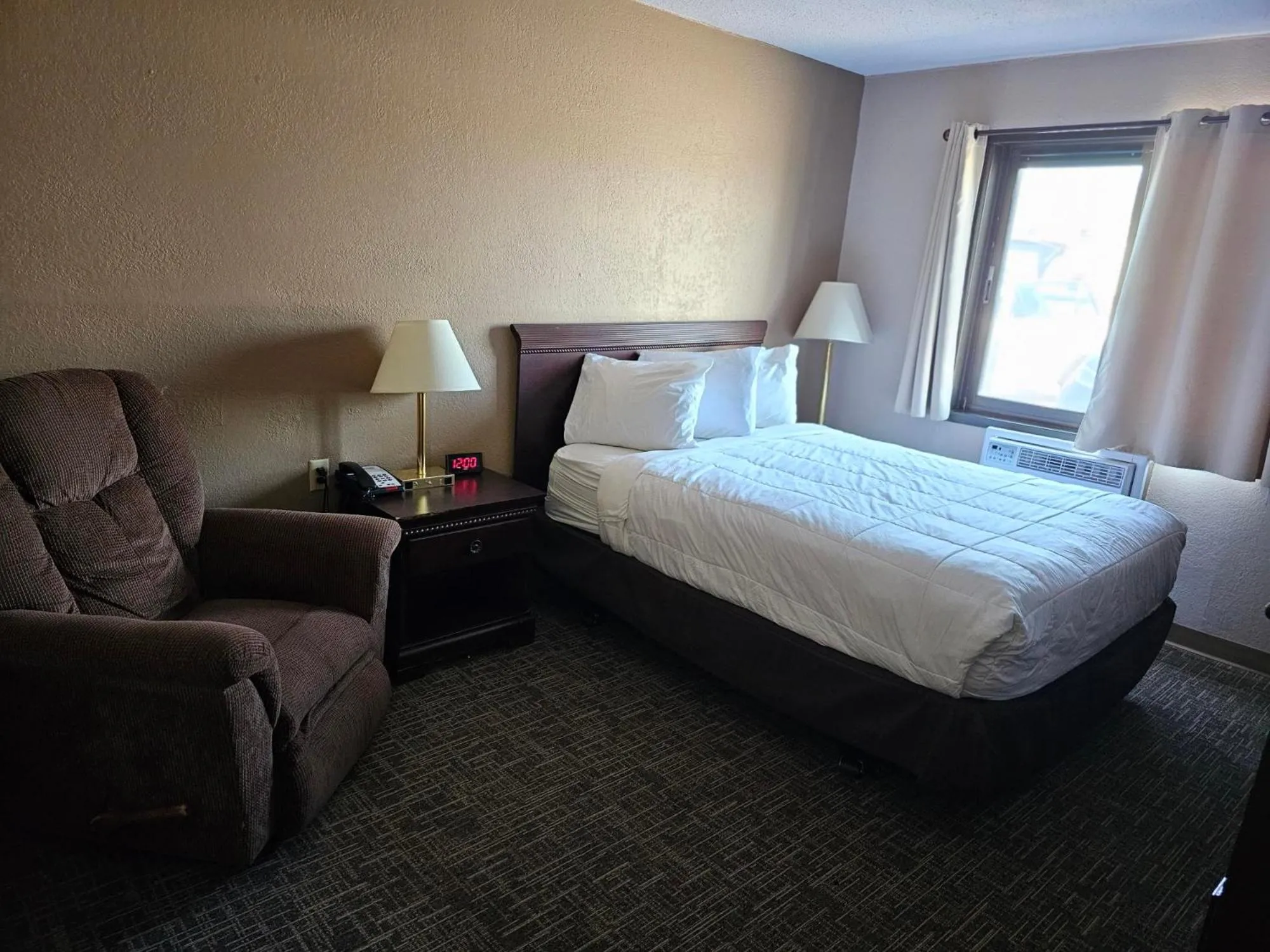Bed in Crookston Inn & Convention Center