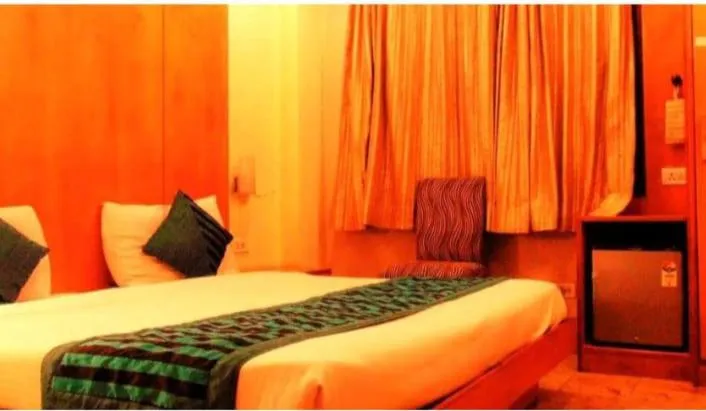 Photo of the whole room, Bed in Hotel Maharaja Continental - New Delhi