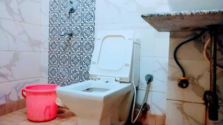 Shower in Hotel Maharaja Continental - New Delhi