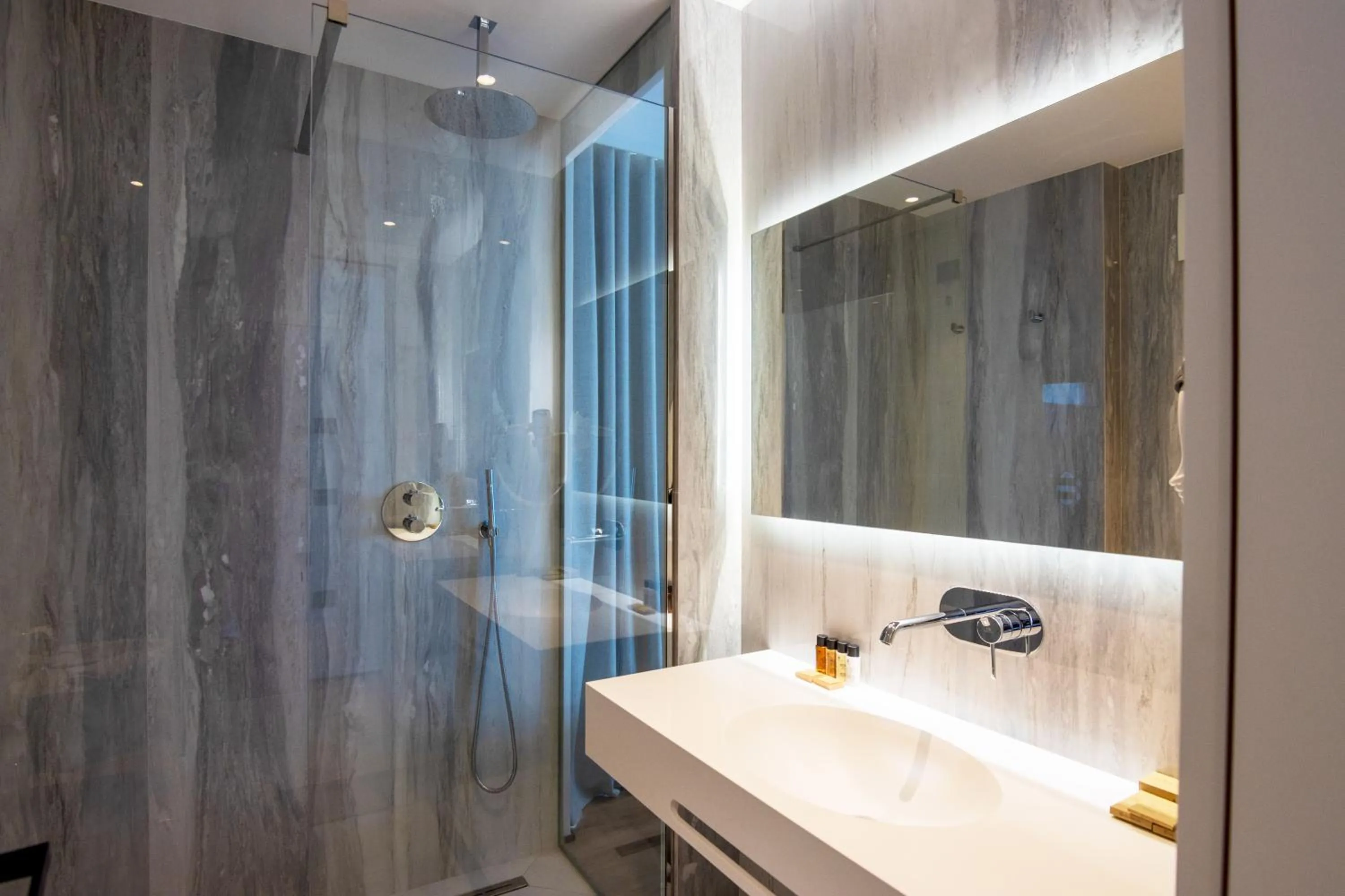 Shower in Mango Luxury Resorts