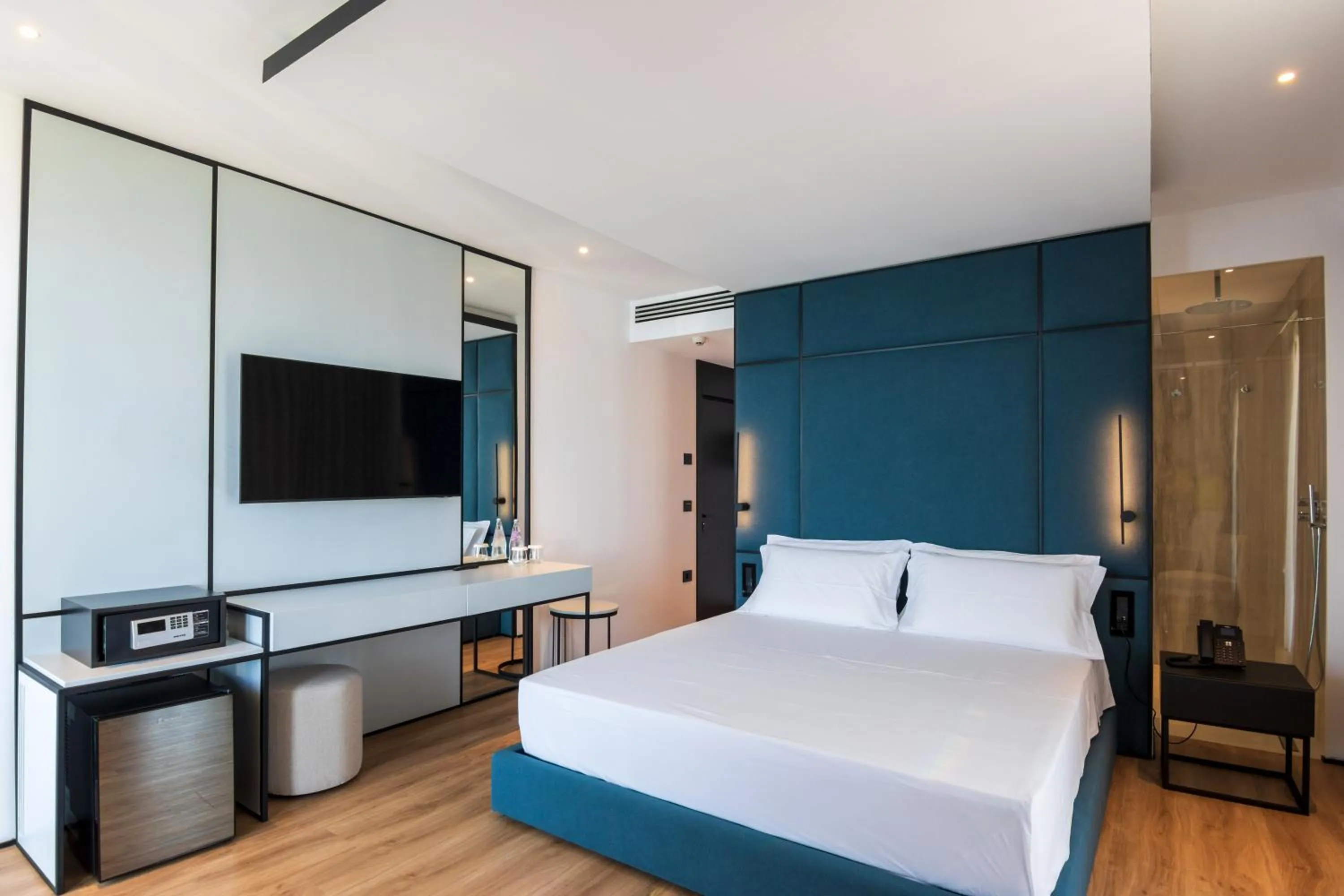 Bed in Mango Luxury Resorts