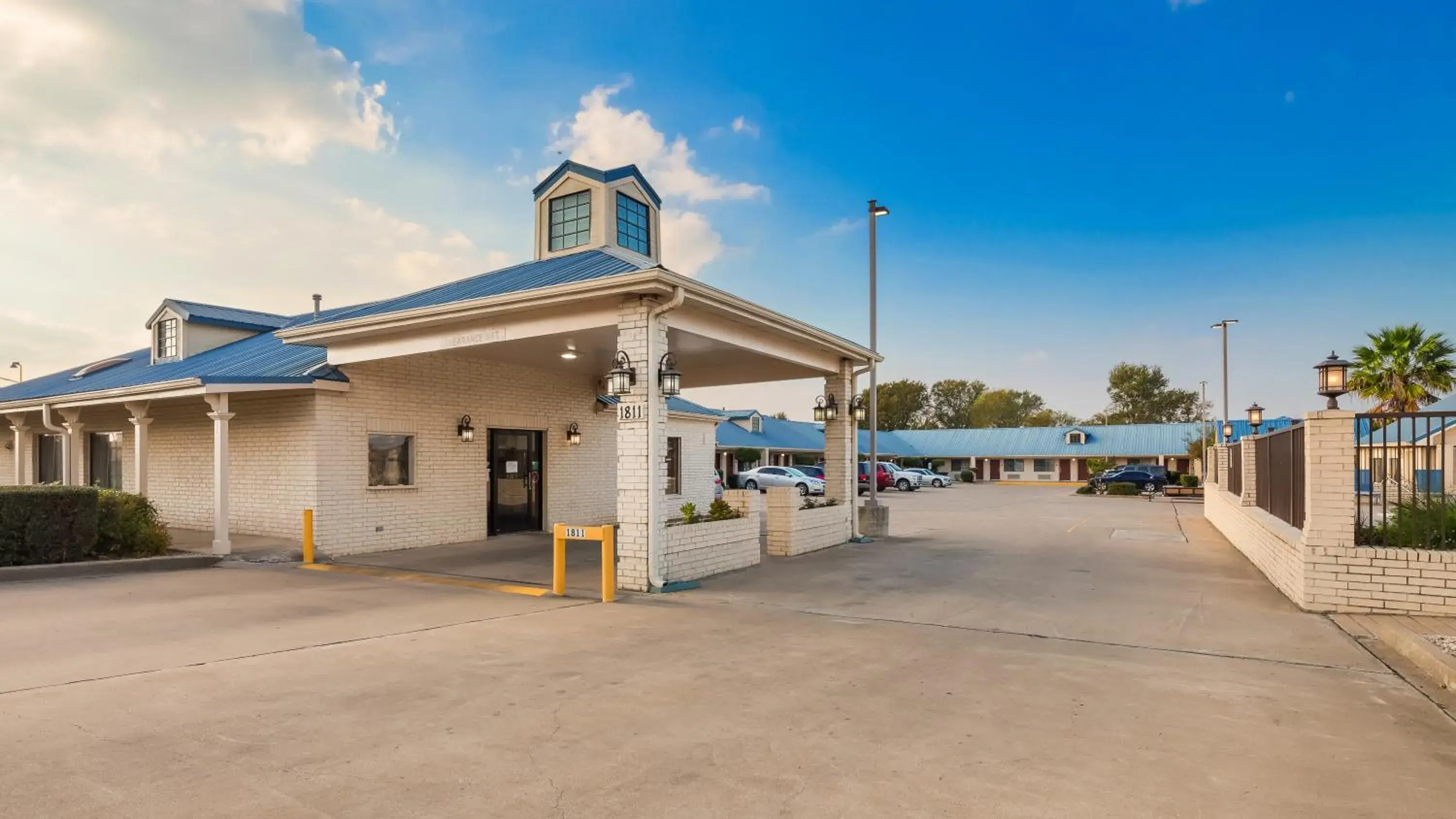 Property building in Best Western Regency Inn & Suites Property building in Best Western Regency Inn & Suites