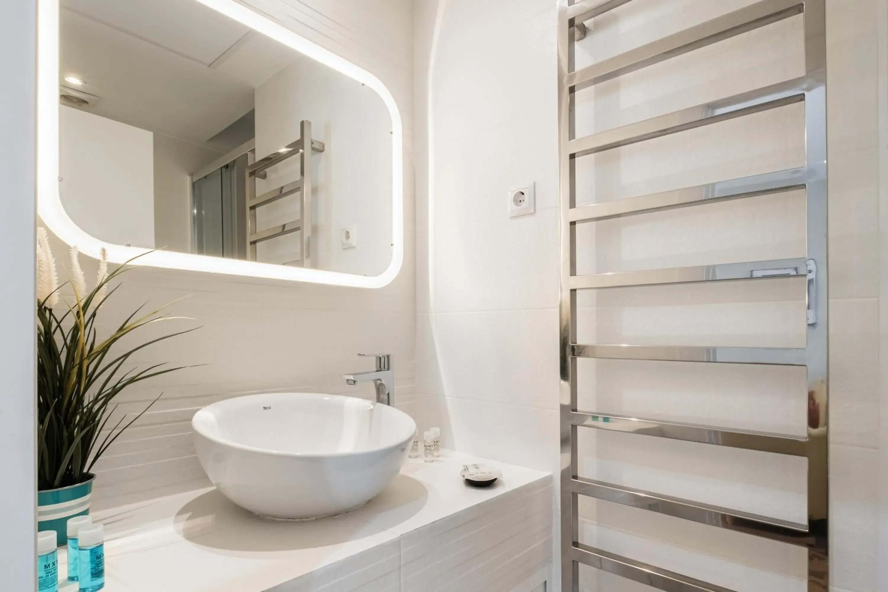 Shower, Bathroom in Apartamentos Cruz