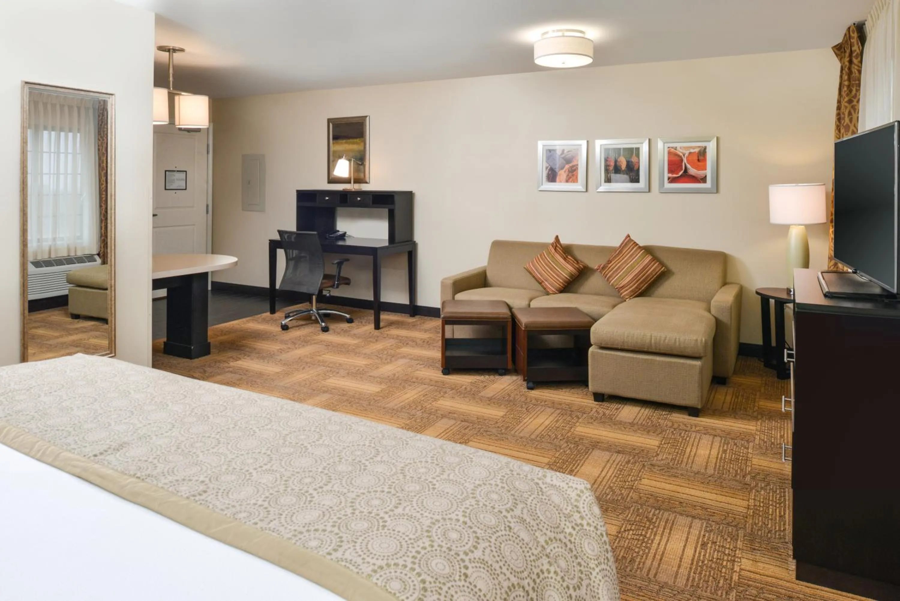 Photo of the whole room, Bed in Staybridge Suites Merrillville by IHG