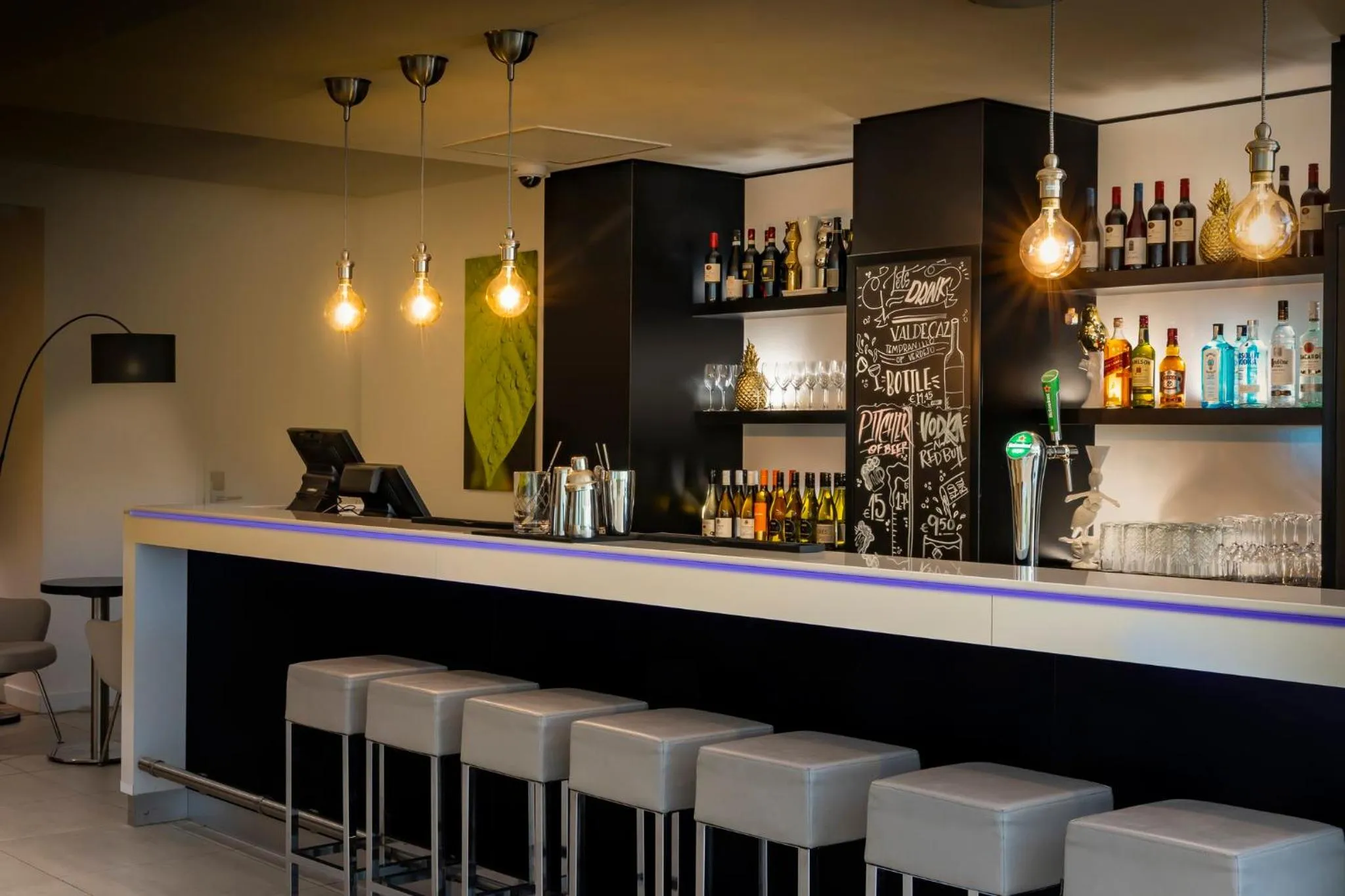 Lounge or bar in Holiday Inn Express Amsterdam Arena Towers by IHG