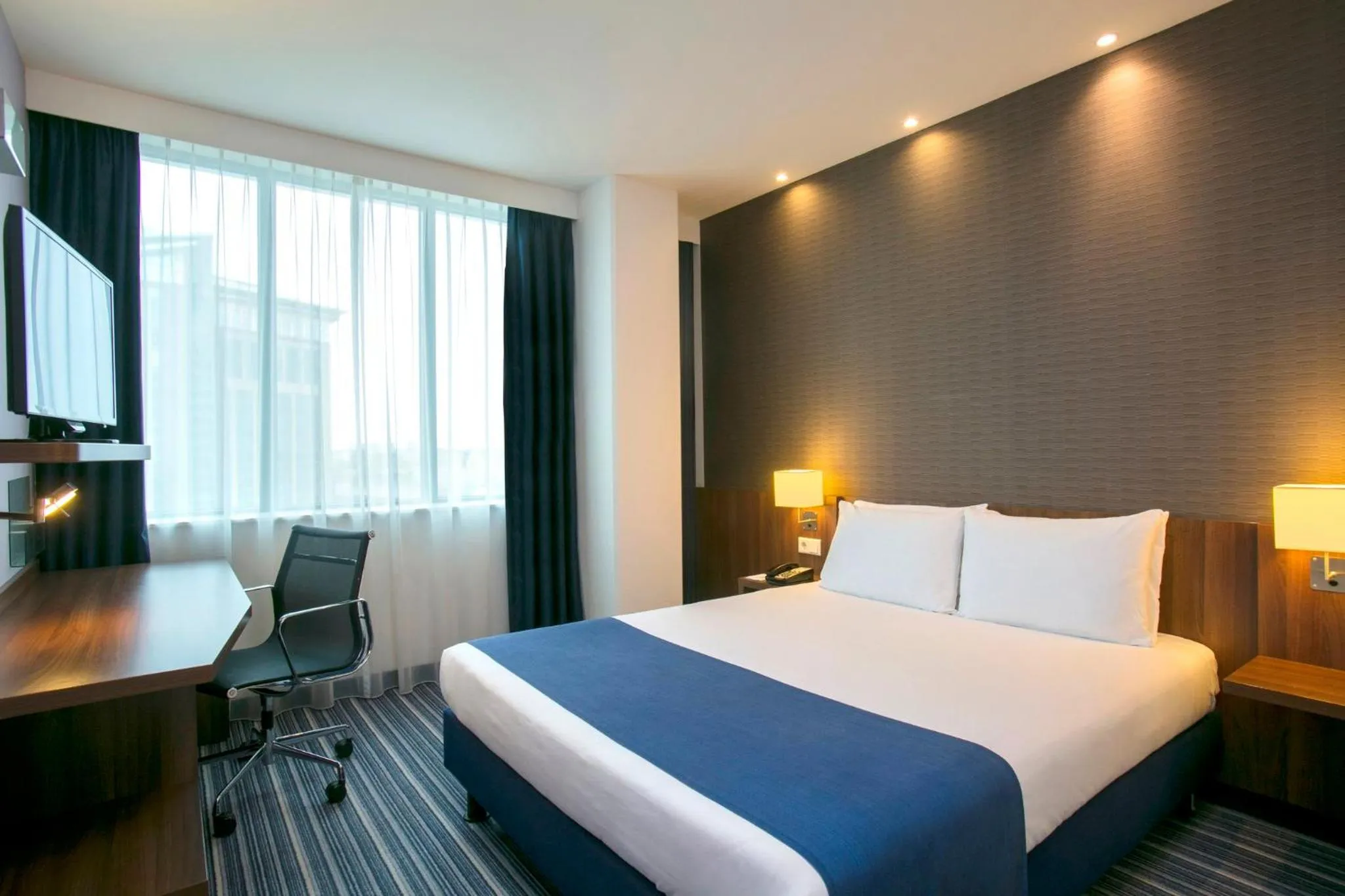 Photo of the whole room, Bed in Holiday Inn Express Amsterdam Arena Towers by IHG