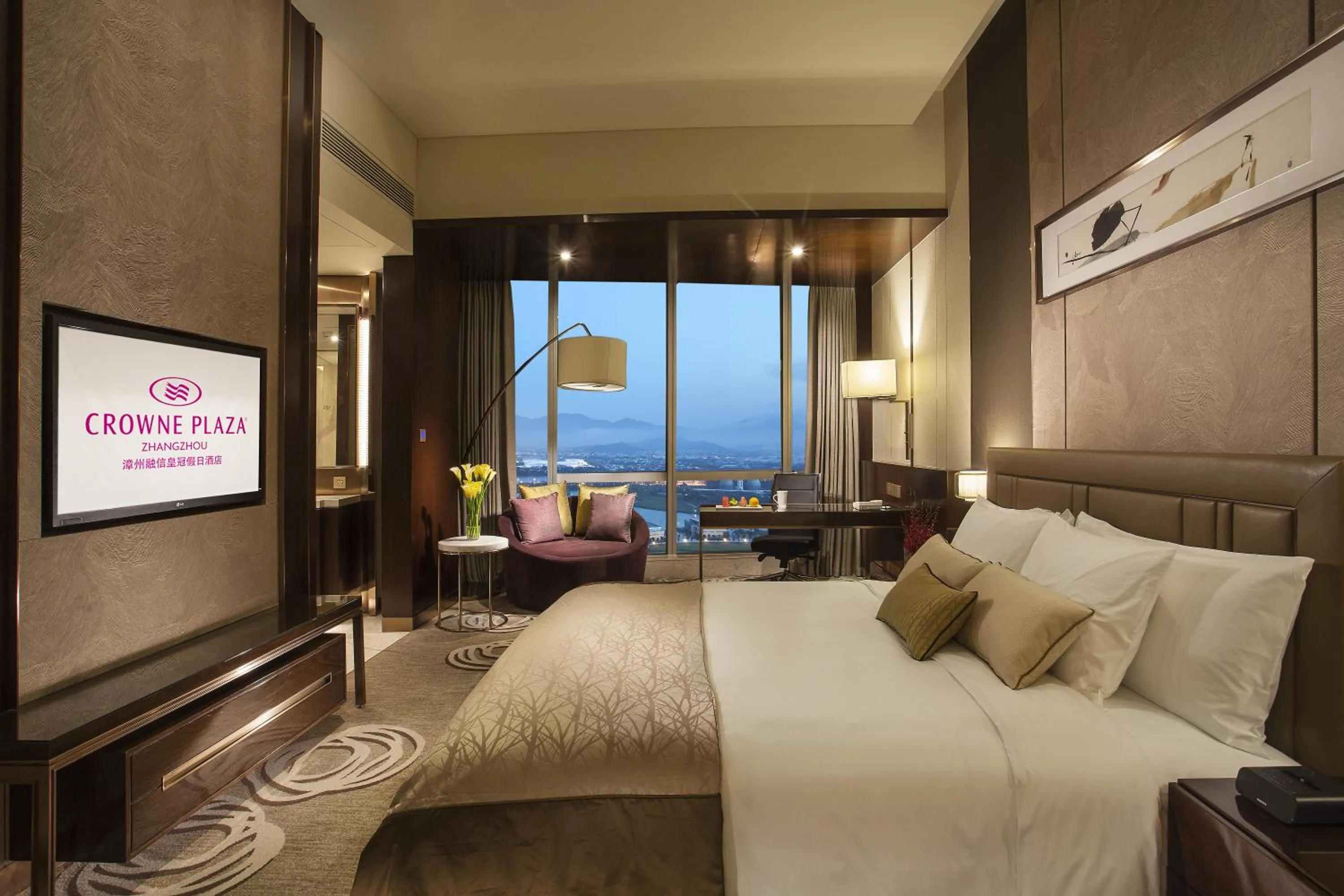 Photo of the whole room, Bed in Crowne Plaza Zhangzhou by IHG