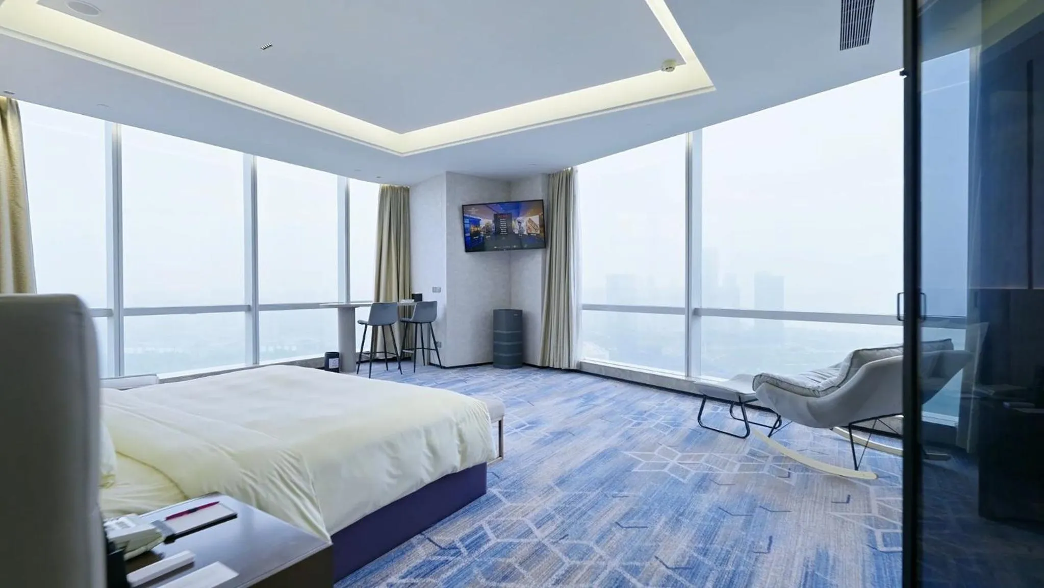 Photo of the whole room, Bed in Crowne Plaza Zhangzhou by IHG