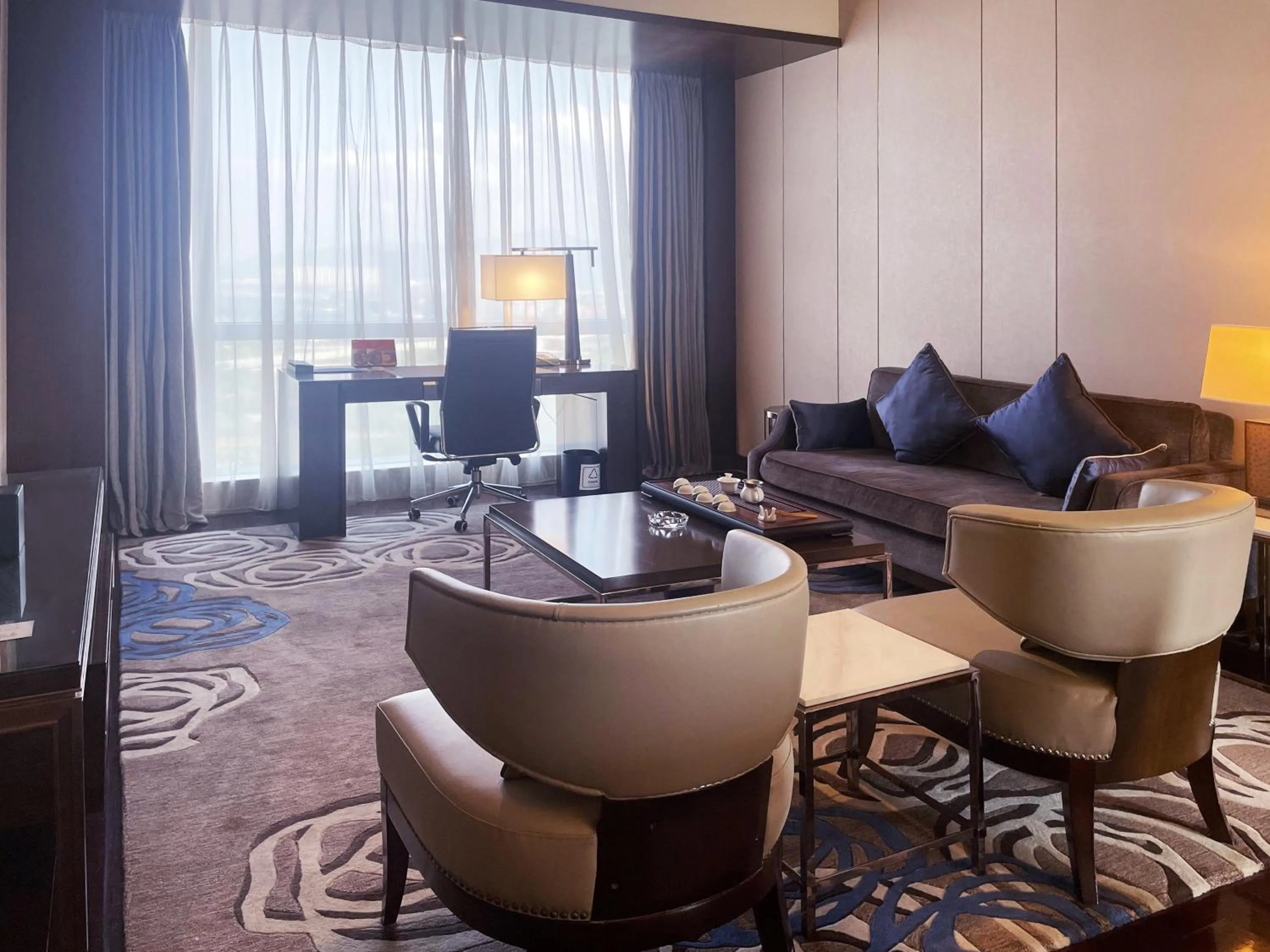 Living room in Crowne Plaza Zhangzhou by IHG