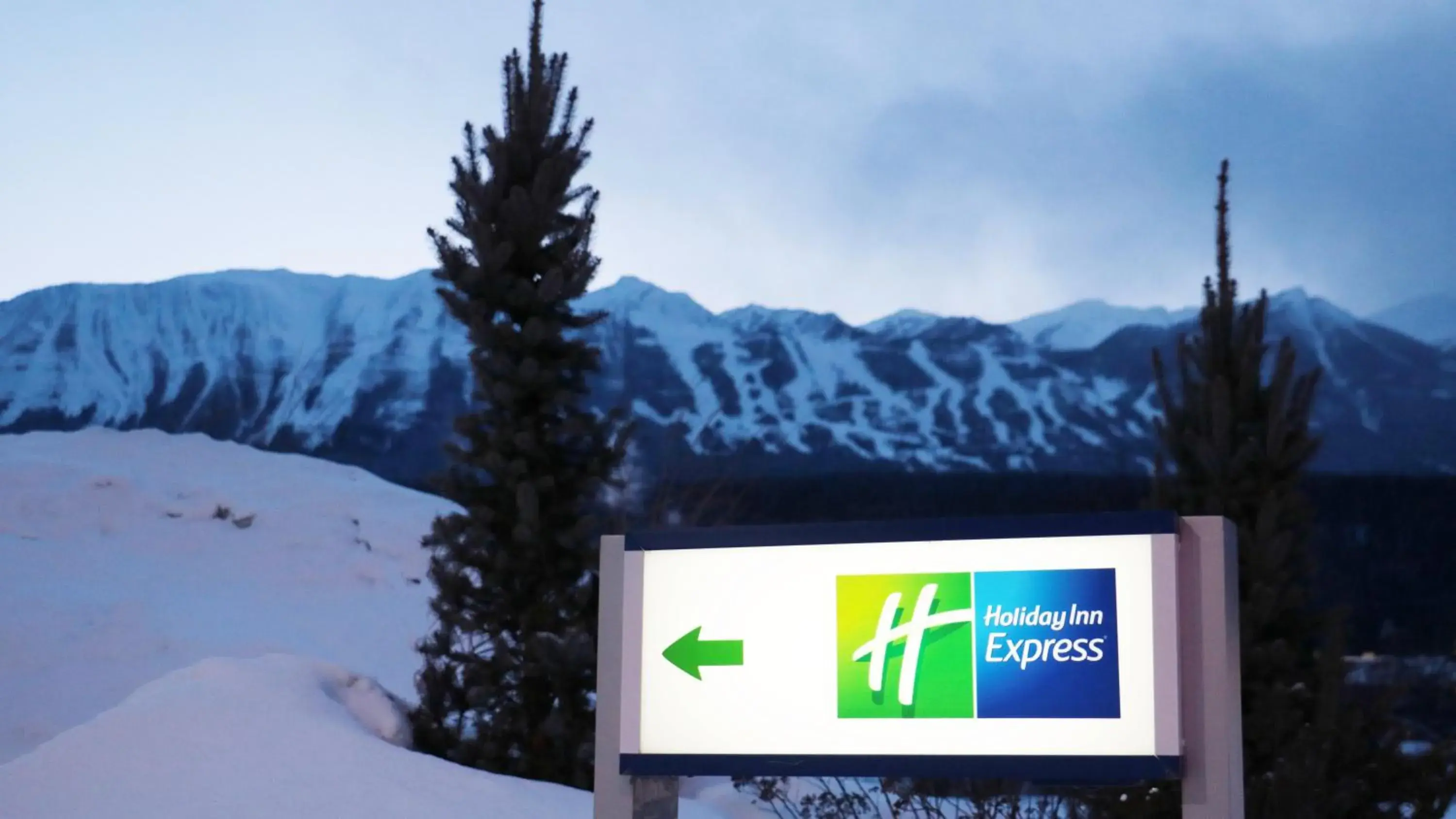 Property building in Holiday Inn Express Golden-Kicking Horse by IHG Property building in Holiday Inn Express Golden-Kicking Horse by IHG