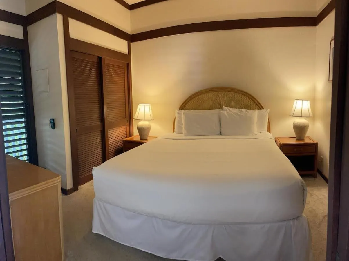 Bed in Kiahuna Plantation