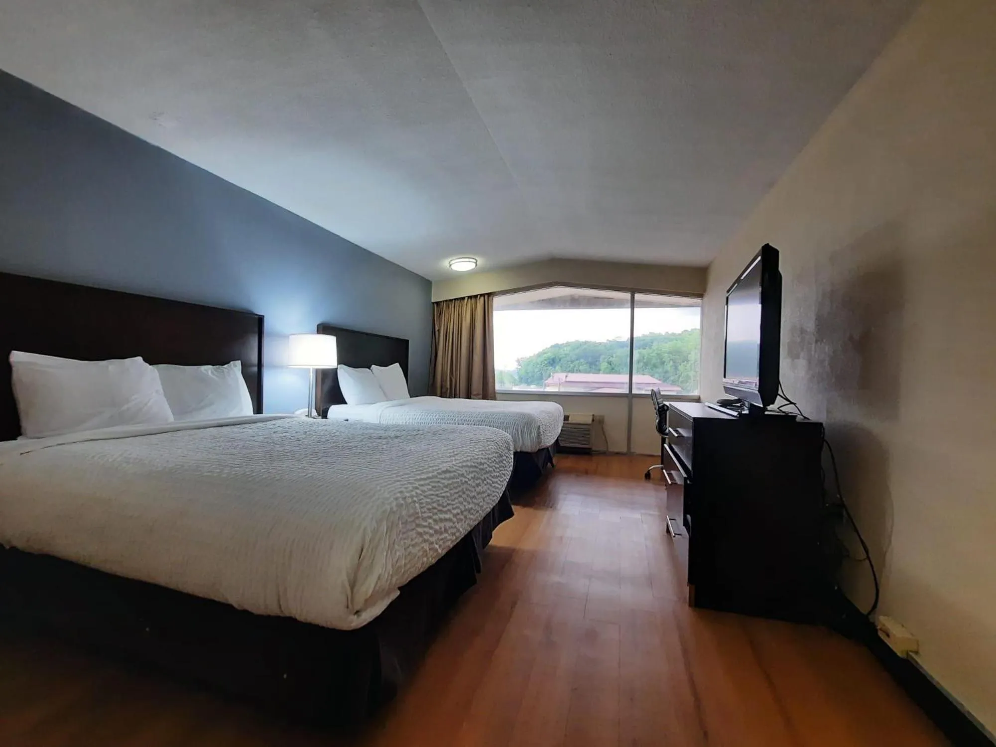 Bedroom, Bed in Americas Best Value Inn Moline