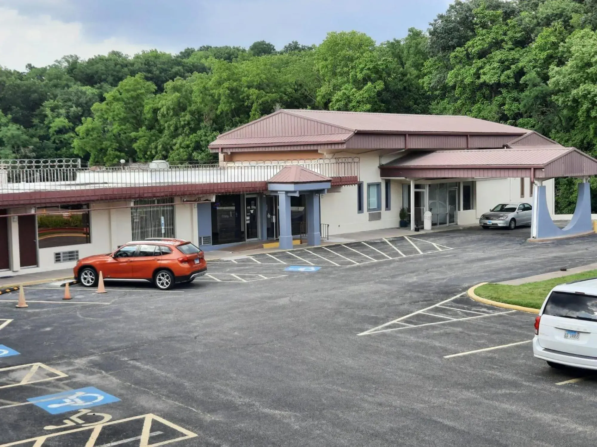 Property building in Americas Best Value Inn Moline Property building in Americas Best Value Inn Moline