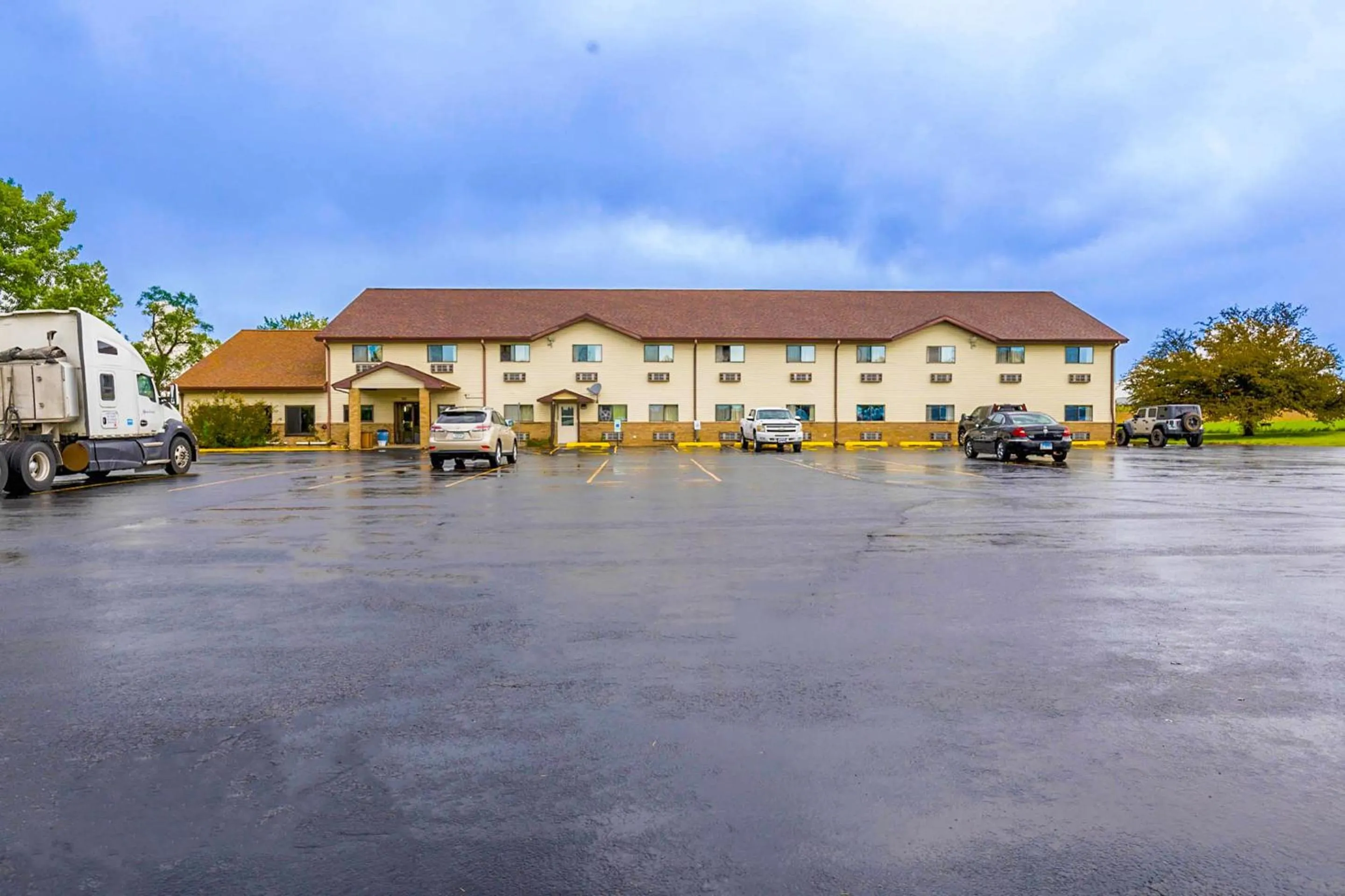 Facade/entrance in Super Sleep Inn