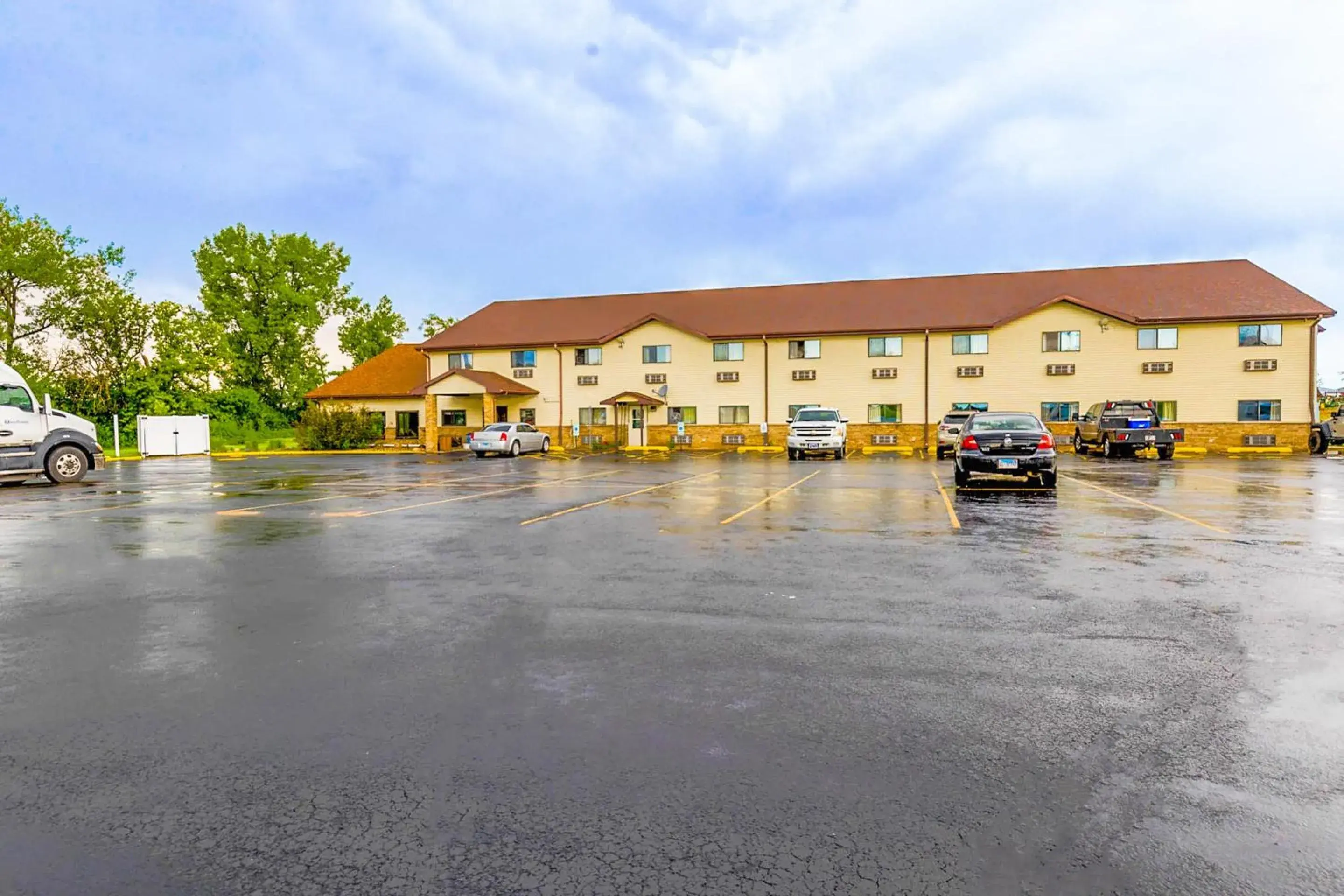 Facade/entrance in Super Sleep Inn Facade/entrance in Super Sleep Inn