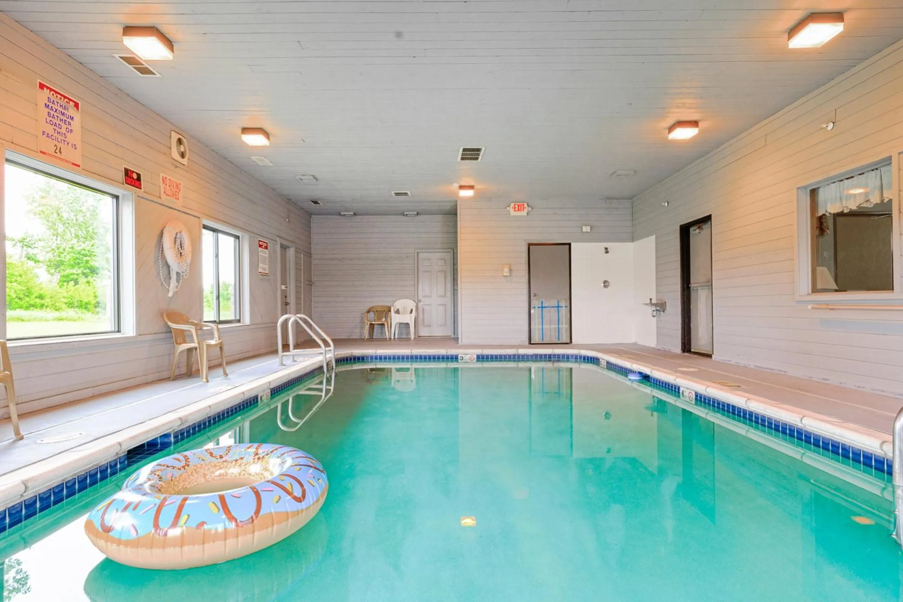 Swimming pool in Super Sleep Inn