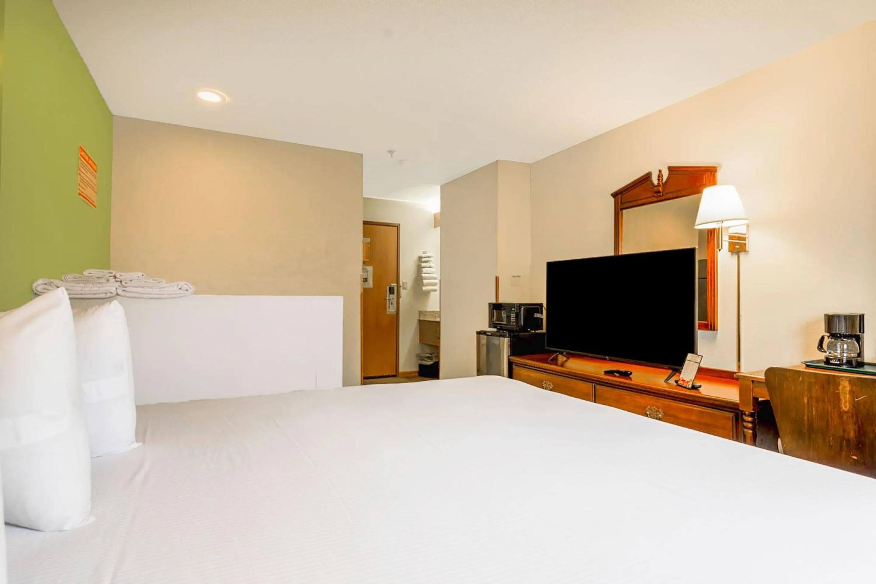 Bedroom, Bed in Super Sleep Inn