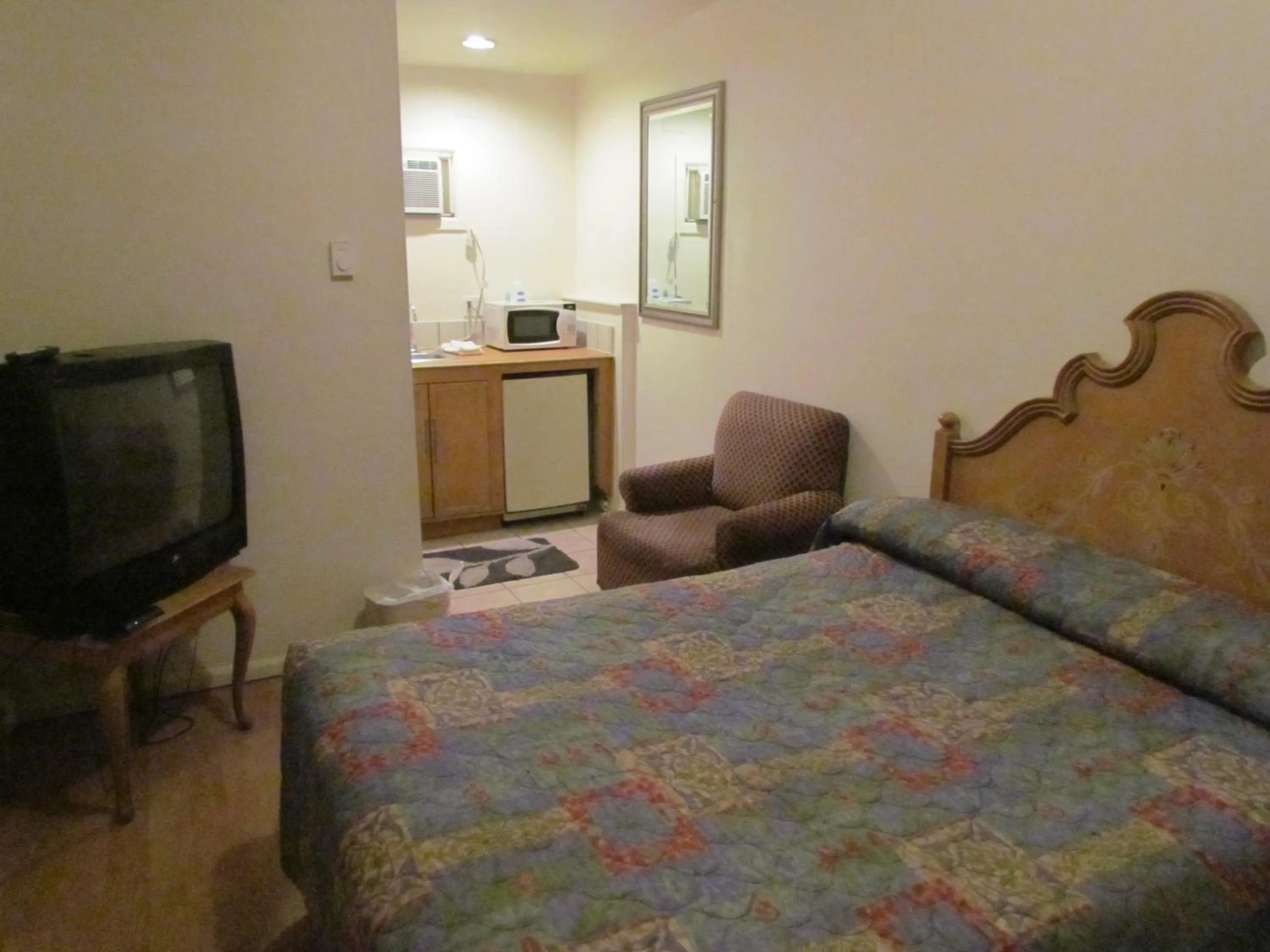 Photo of the whole room, Bed in True North Motel