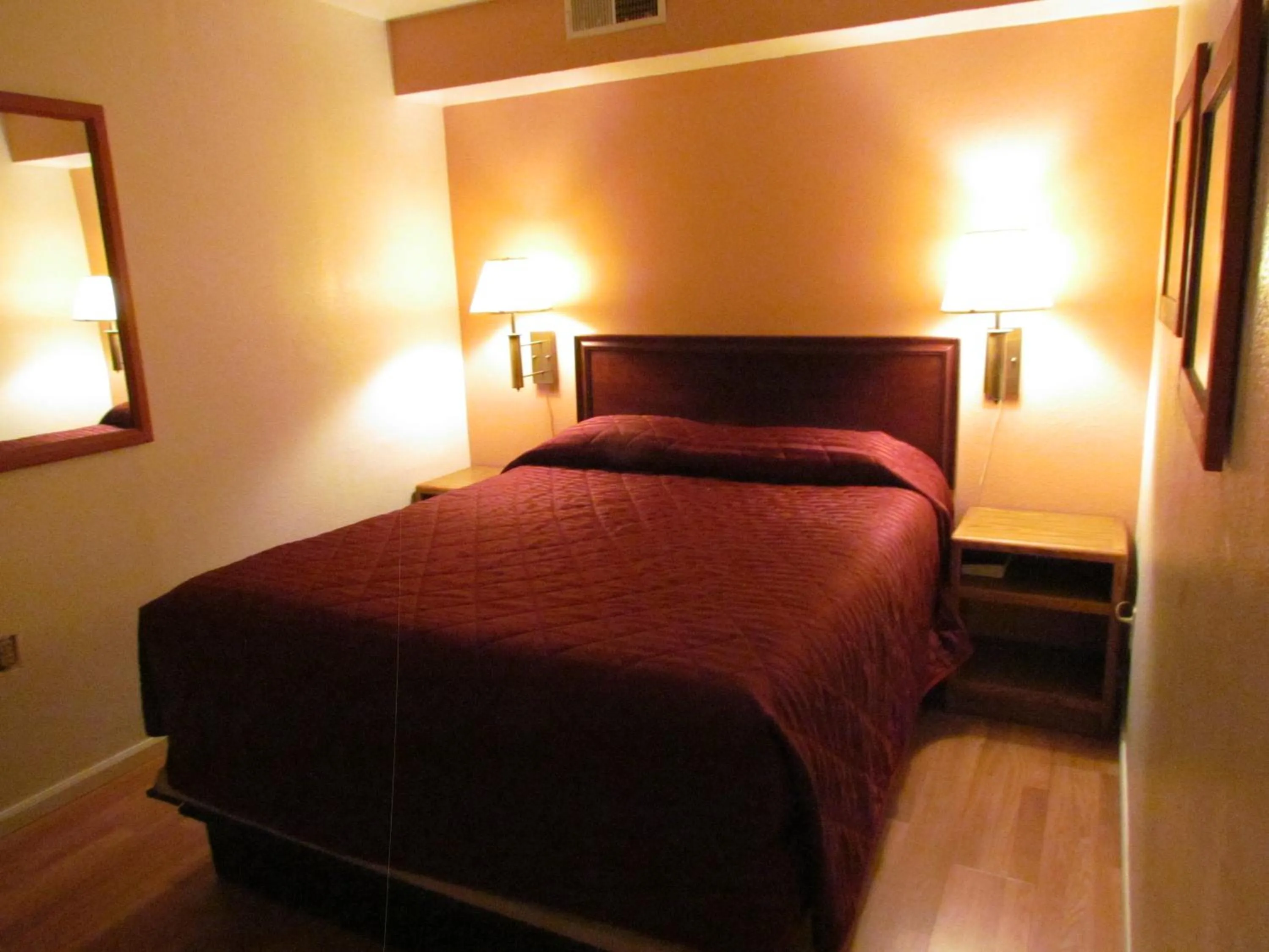 Bedroom, Bed in True North Motel